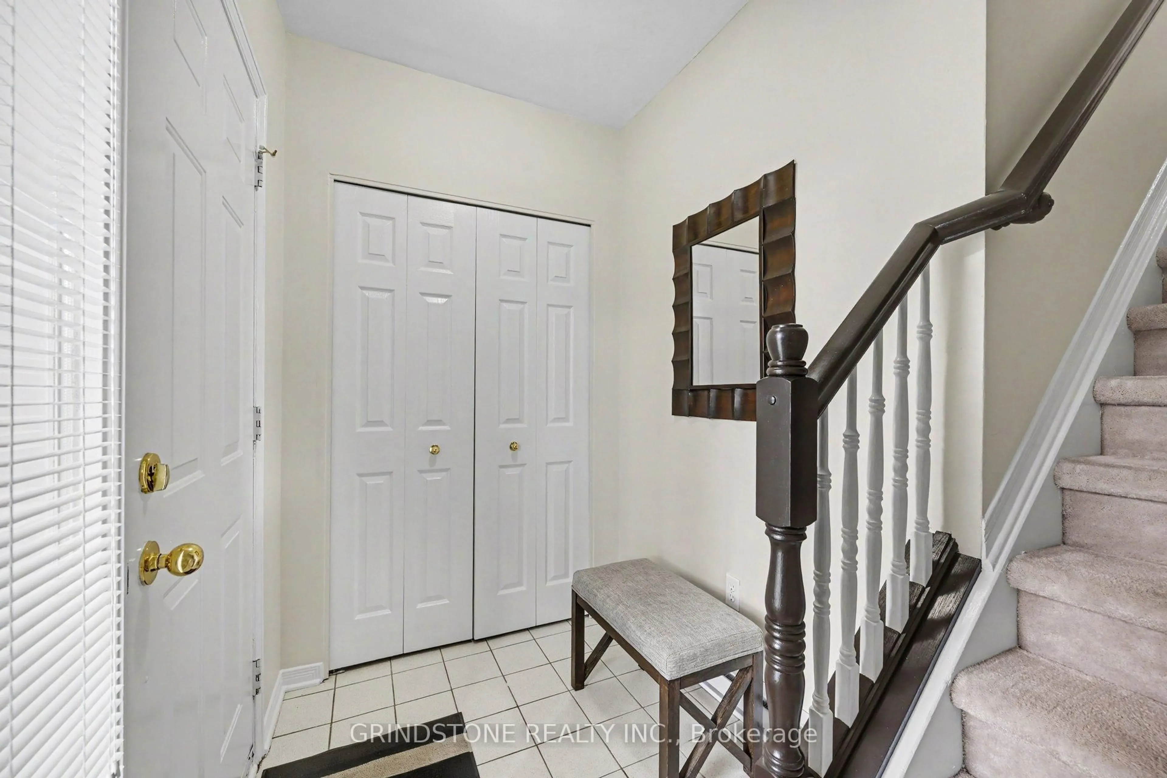 Indoor entryway for 100 Robson Crt, Ottawa Ontario K2K 2W1