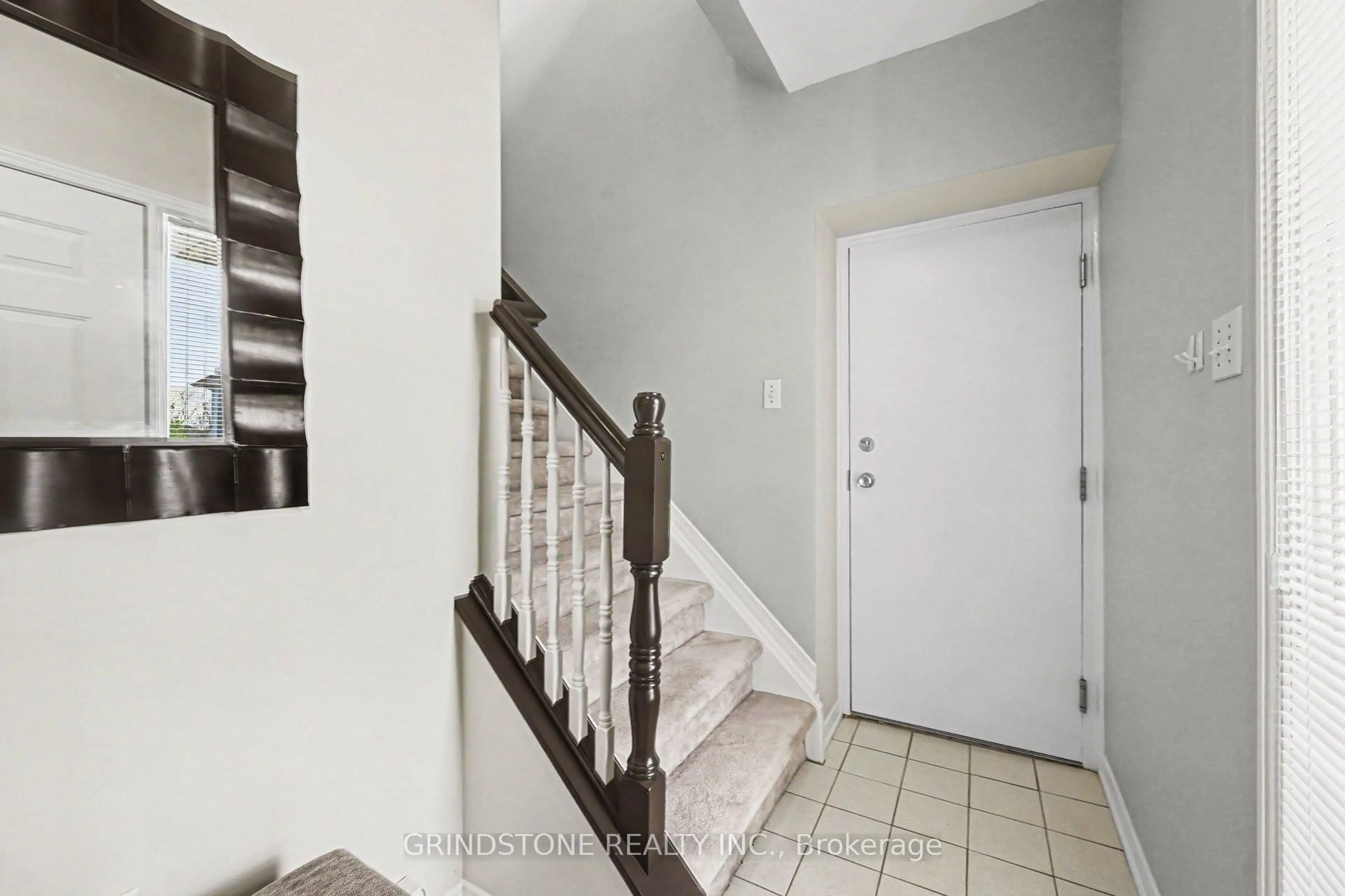 Indoor entryway for 100 Robson Crt, Ottawa Ontario K2K 2W1