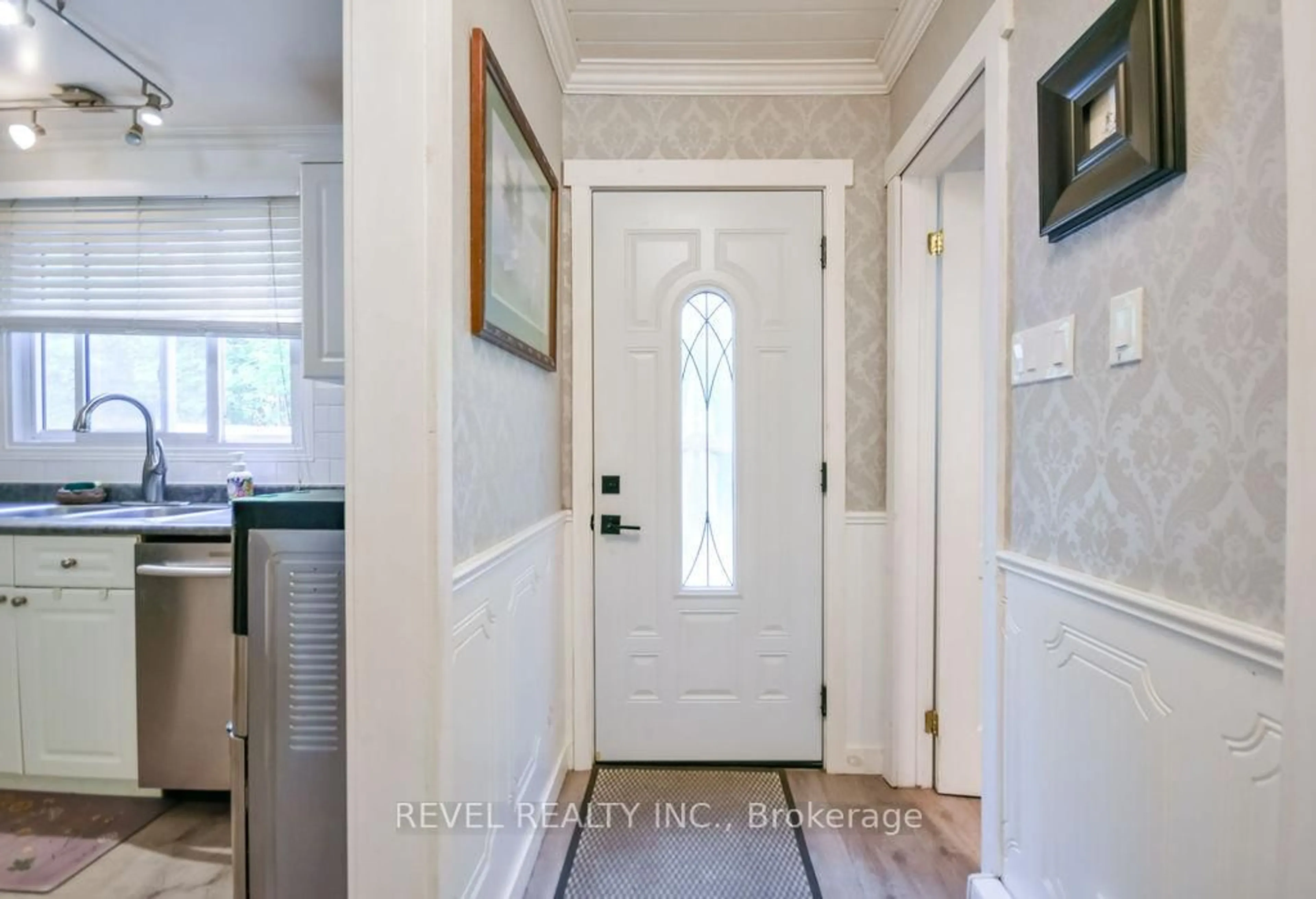Indoor entryway for 1112 Shamrock Marina Rd, Gravenhurst Ontario P0E 1N0