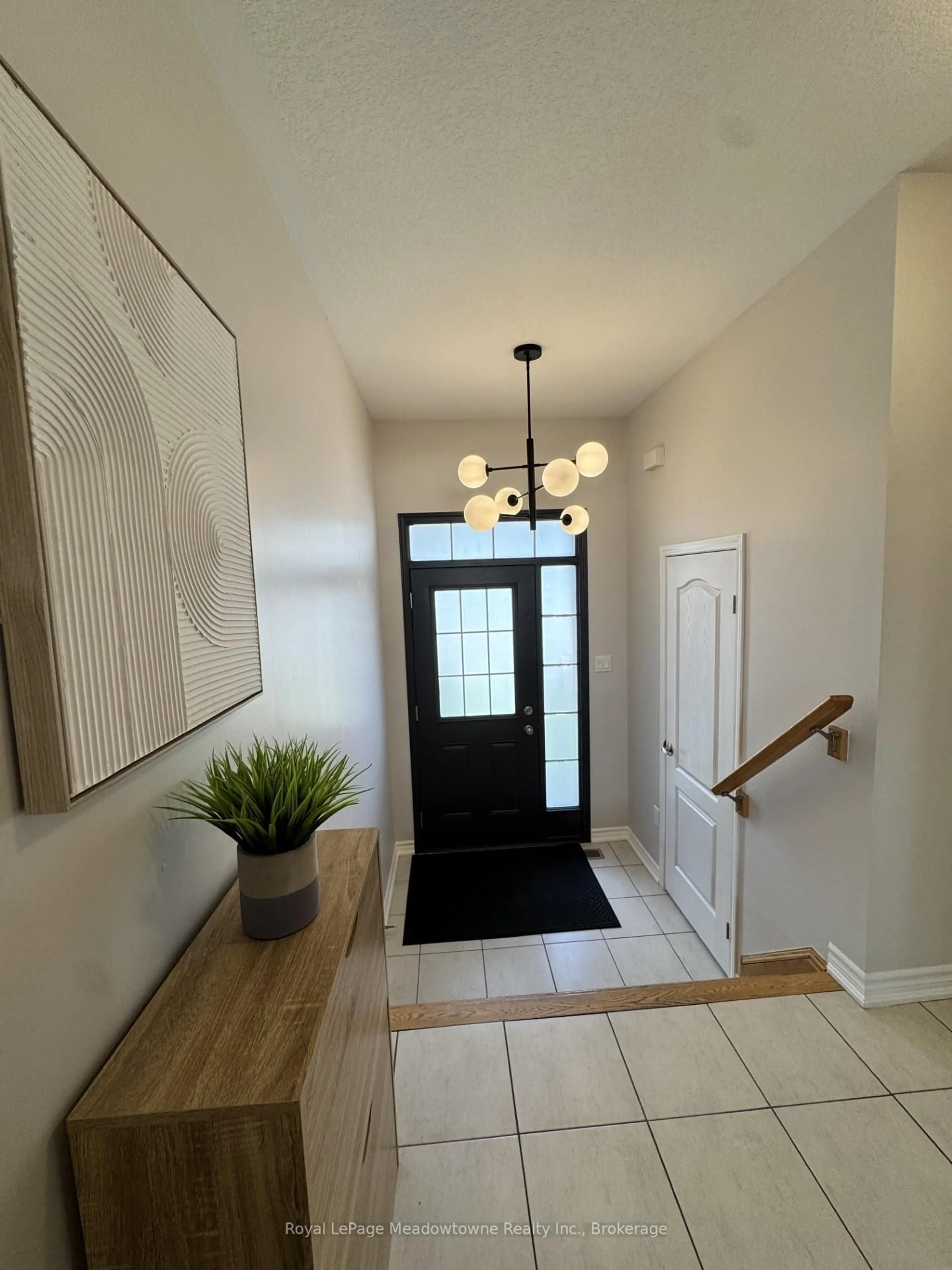 Indoor entryway for 178 West Oak Tr, Kitchener Ontario N2R 0J3