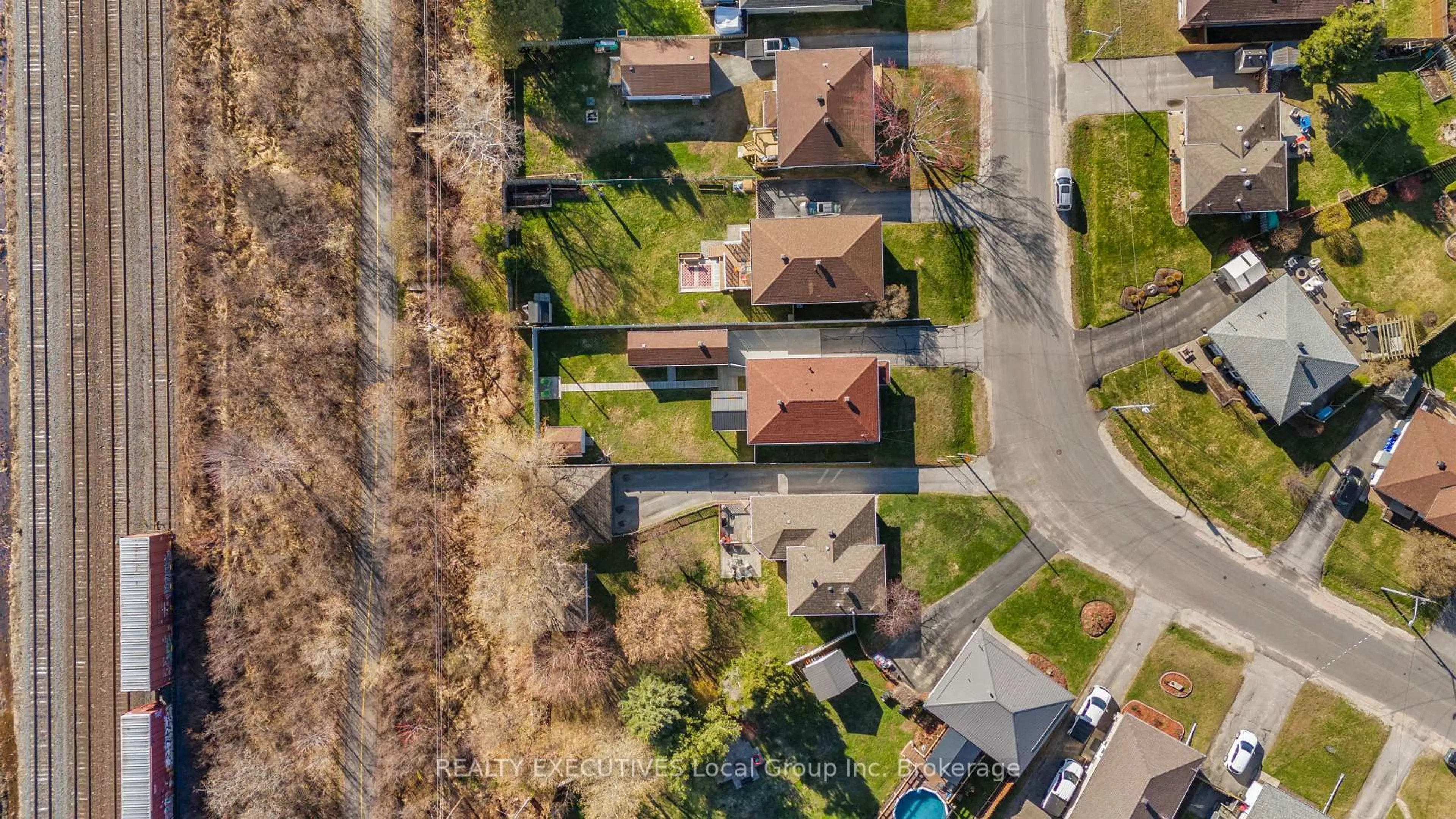 A pic from outside/outdoor area/front of a property/back of a property/a pic from drone, street for 18 VAN HORNE Cres, North Bay Ontario P1A 3L3