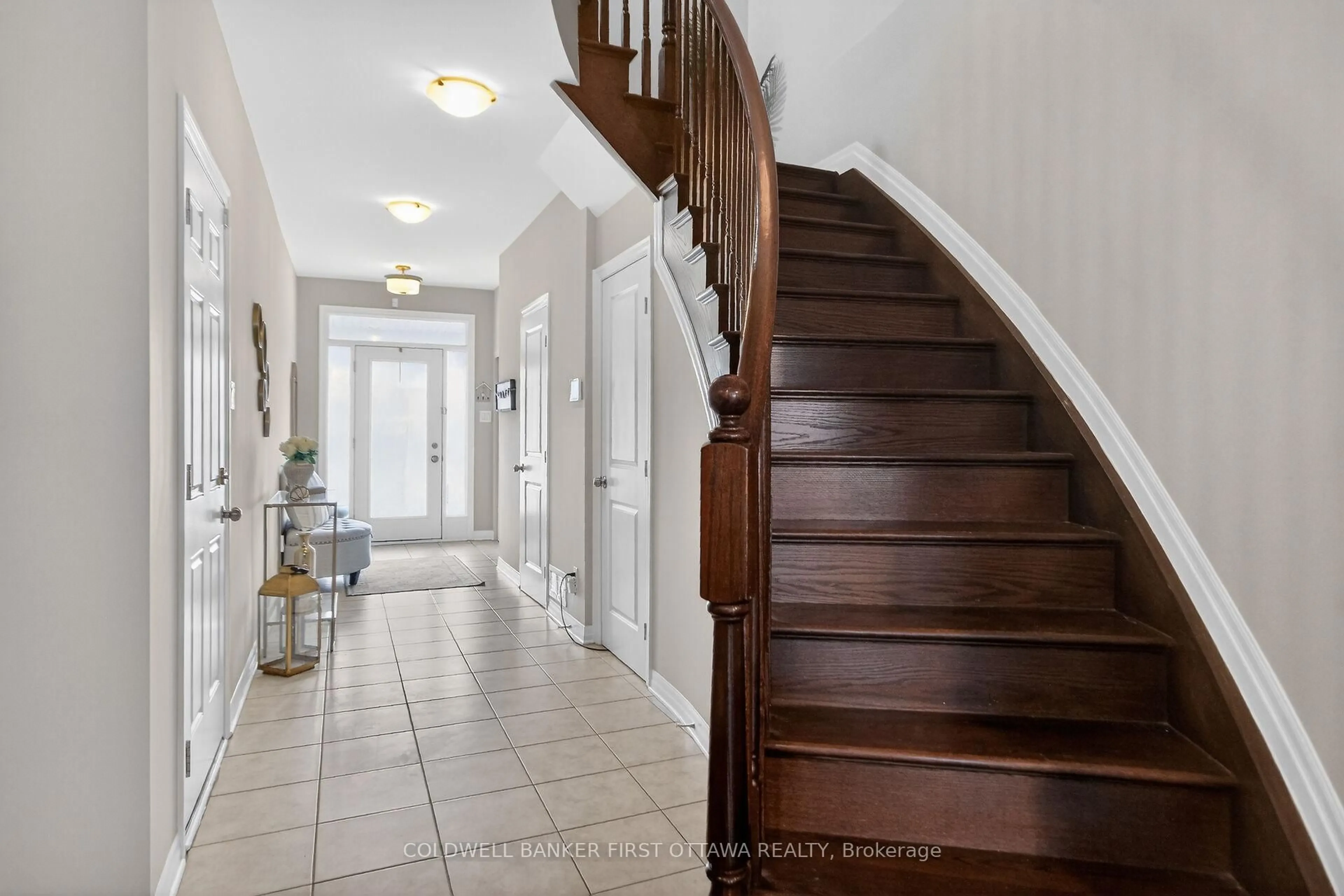 Indoor entryway for 906 LITTLEROCK St, Ottawa Ontario K1T 0N2