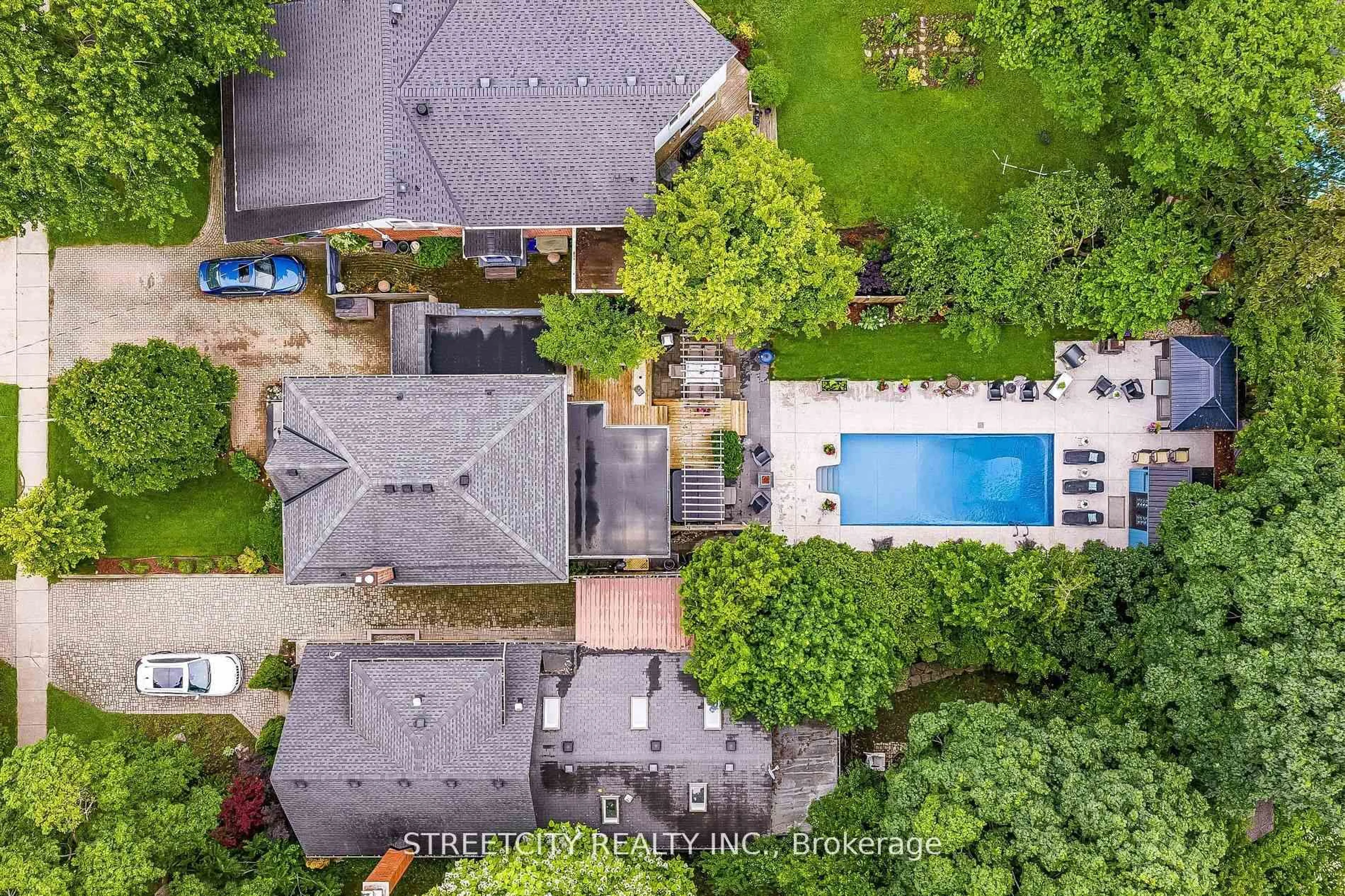 A pic from outside/outdoor area/front of a property/back of a property/a pic from drone, street for 931 Waterloo St, London East Ontario N6A 3X2