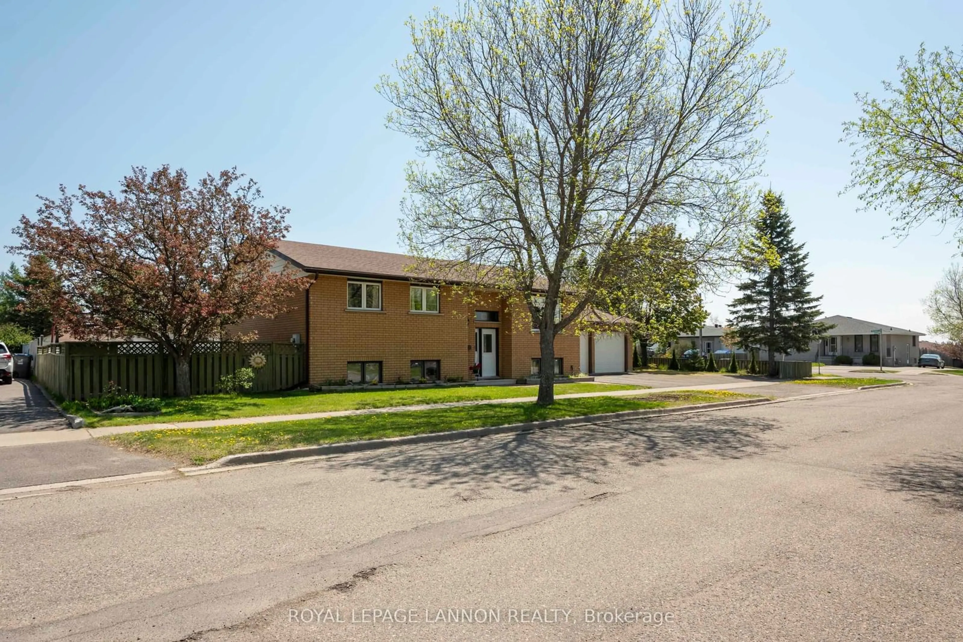 A pic from outside/outdoor area/front of a property/back of a property/a pic from drone, street for 400 Randall Crt, Thunder Bay Ontario P7G 1A1