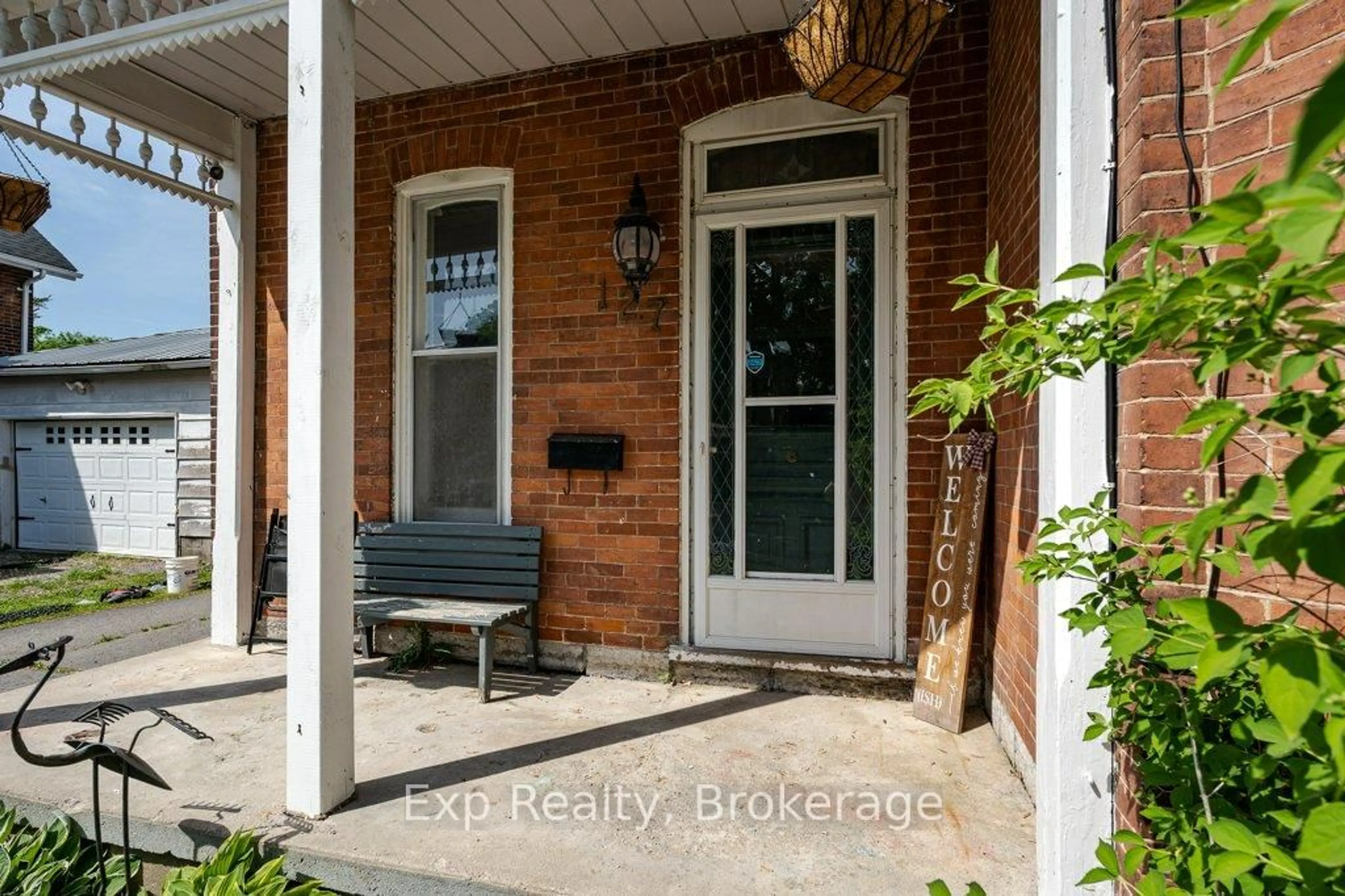 Indoor entryway for 127 Green St, Deseronto Ontario K0K 1X0