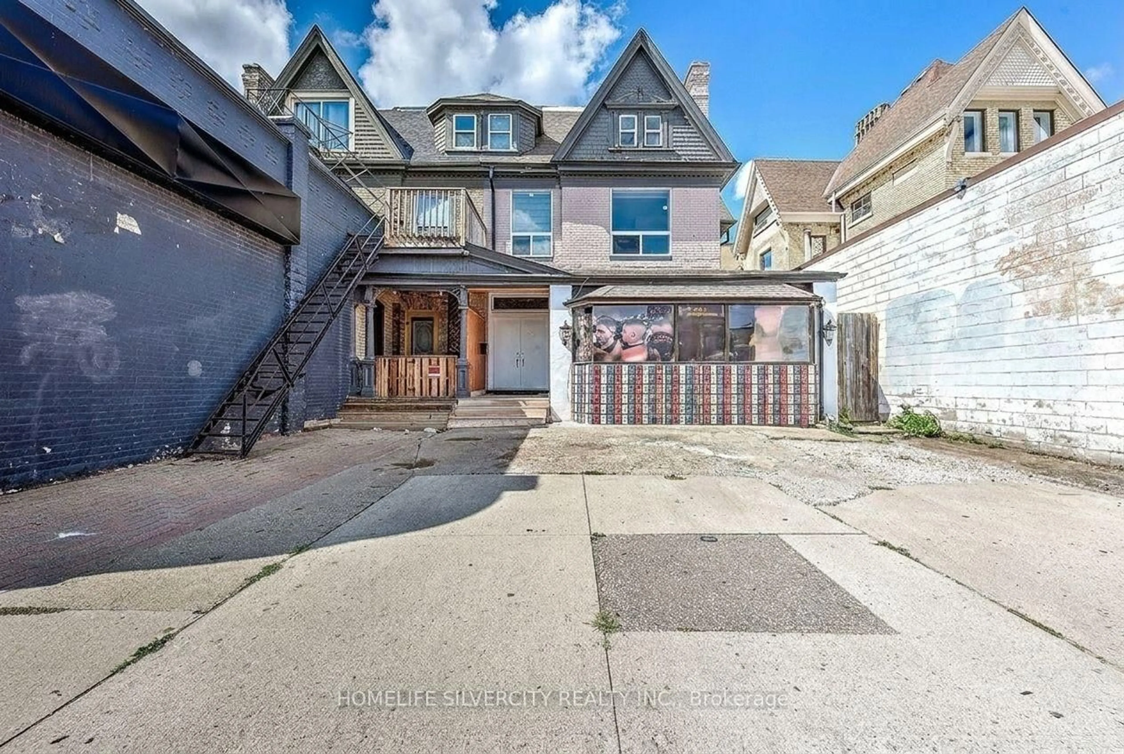 A pic from outside/outdoor area/front of a property/back of a property/a pic from drone, street for 544 Dundas St, London East Ontario N6B 1W8