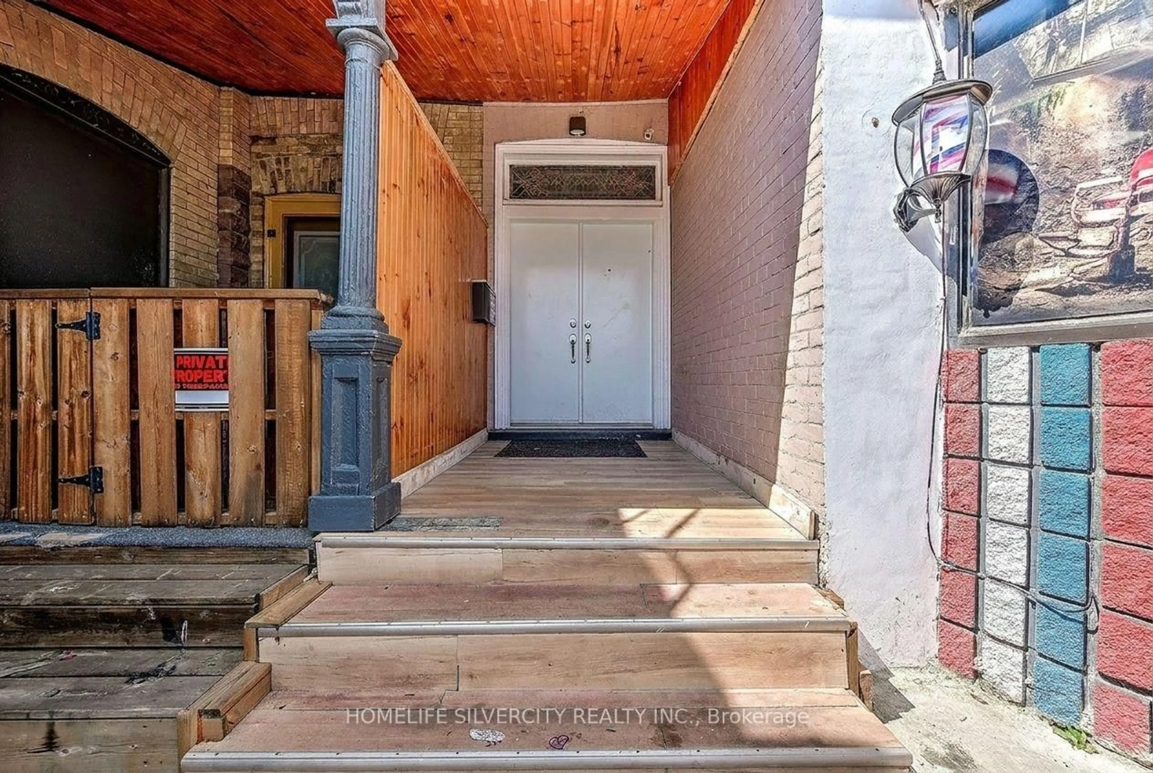 Indoor entryway for 544 Dundas St, London East Ontario N6B 1W8
