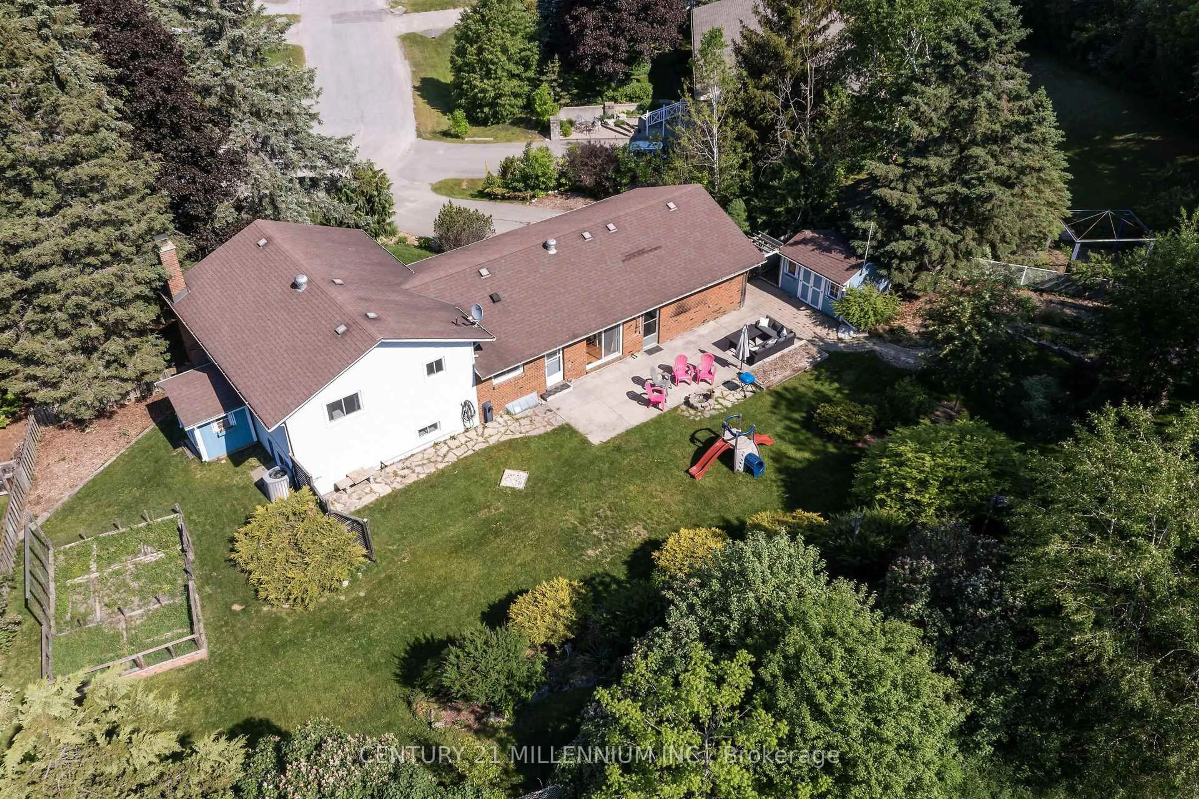 A pic from outside/outdoor area/front of a property/back of a property/a pic from drone, unknown for 41 Douglas Cres, Erin Ontario N0B 1Z0