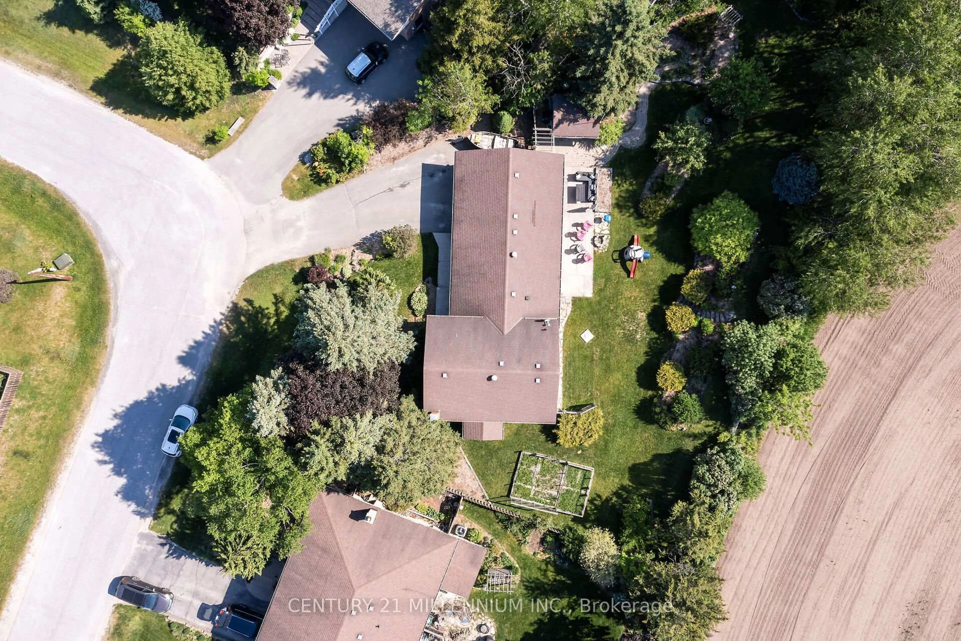 A pic from outside/outdoor area/front of a property/back of a property/a pic from drone, unknown for 41 Douglas Cres, Erin Ontario N0B 1Z0