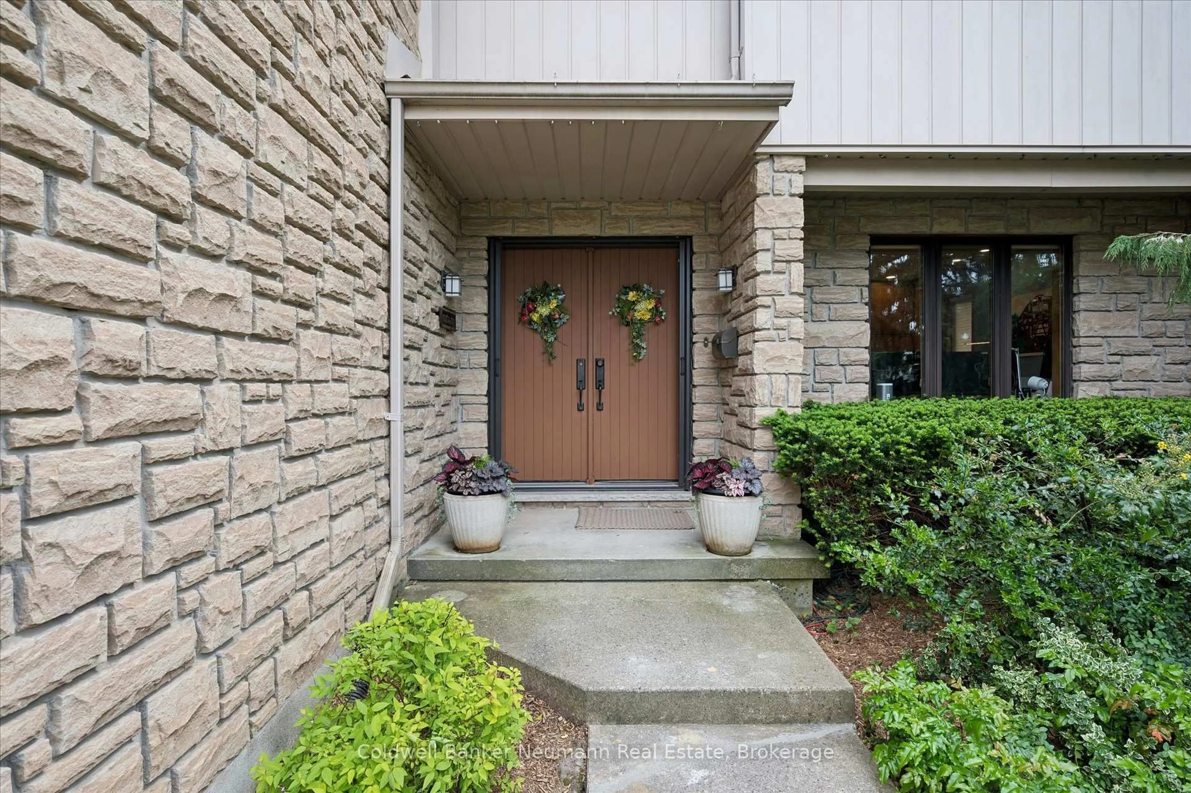 Indoor entryway for 69 Woodland Glen Dr, Guelph Ontario N1G 3S3