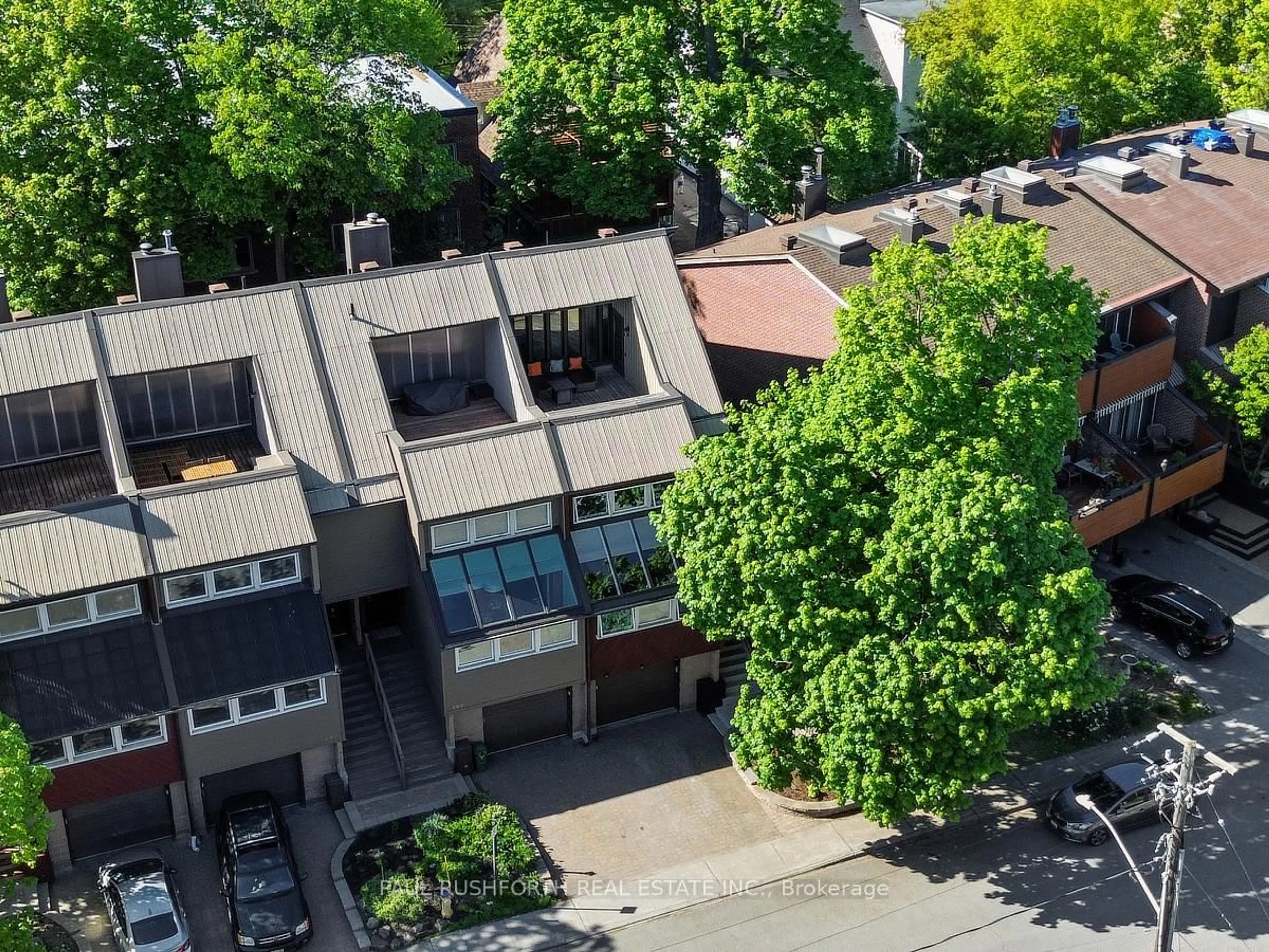 A pic from outside/outdoor area/front of a property/back of a property/a pic from drone, city buildings view from balcony for 501 Wilbrod St, Ottawa Ontario K1N 5R4