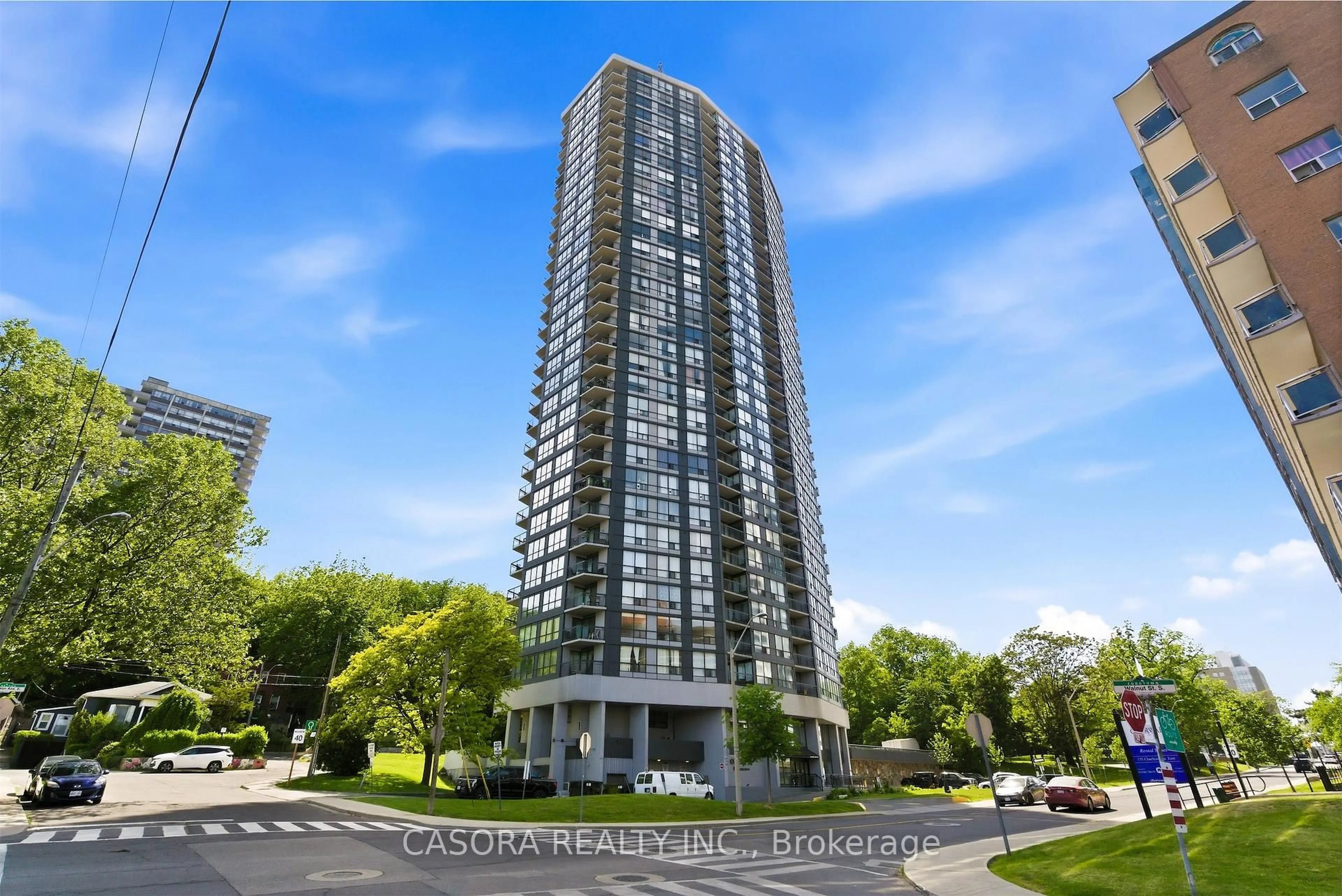 Indoor foyer for 150 Charlton Ave #2403, Hamilton Ontario L8N 3X3