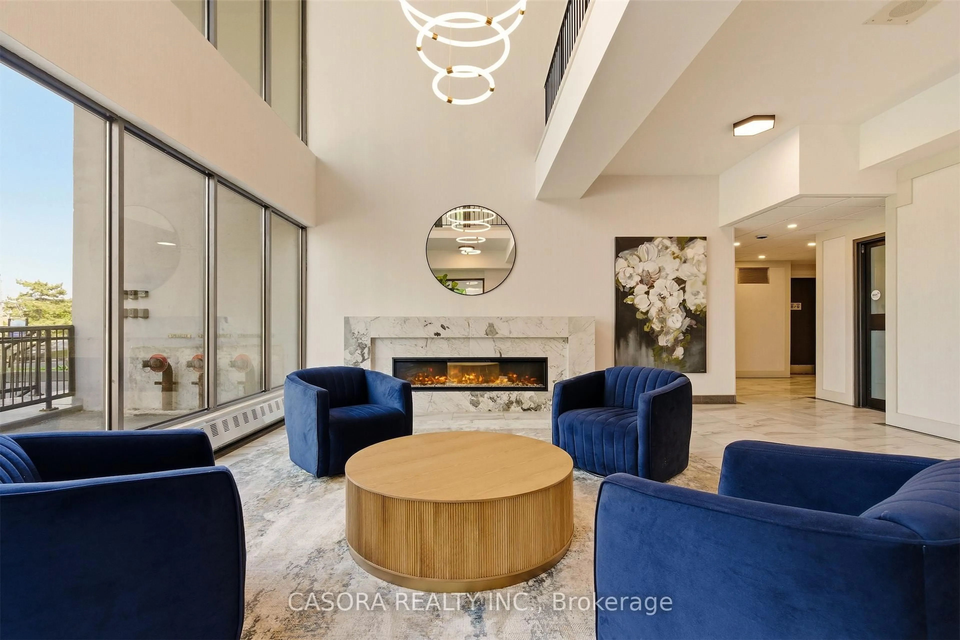 Indoor foyer for 150 Charlton Ave #2403, Hamilton Ontario L8N 3X3