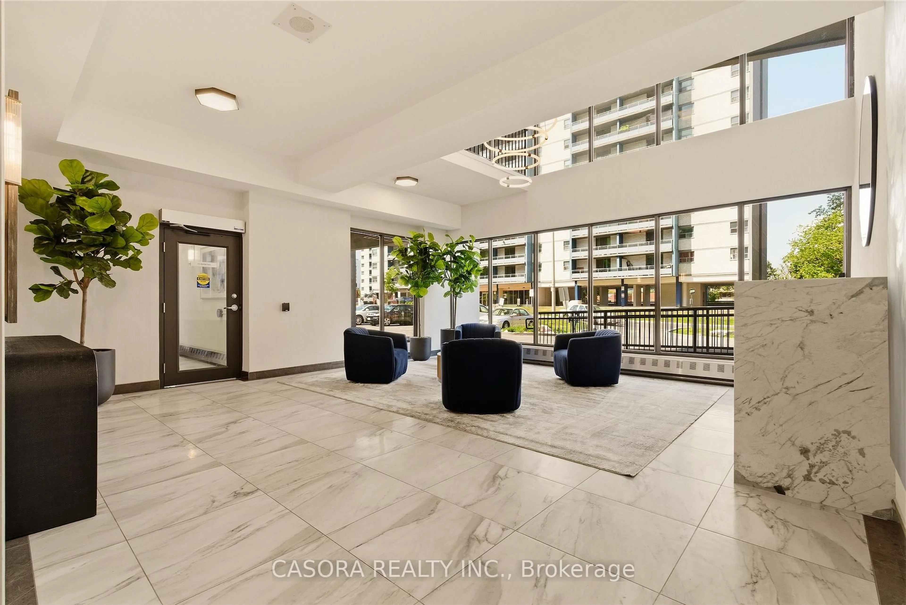 Indoor foyer for 150 Charlton Ave #2403, Hamilton Ontario L8N 3X3