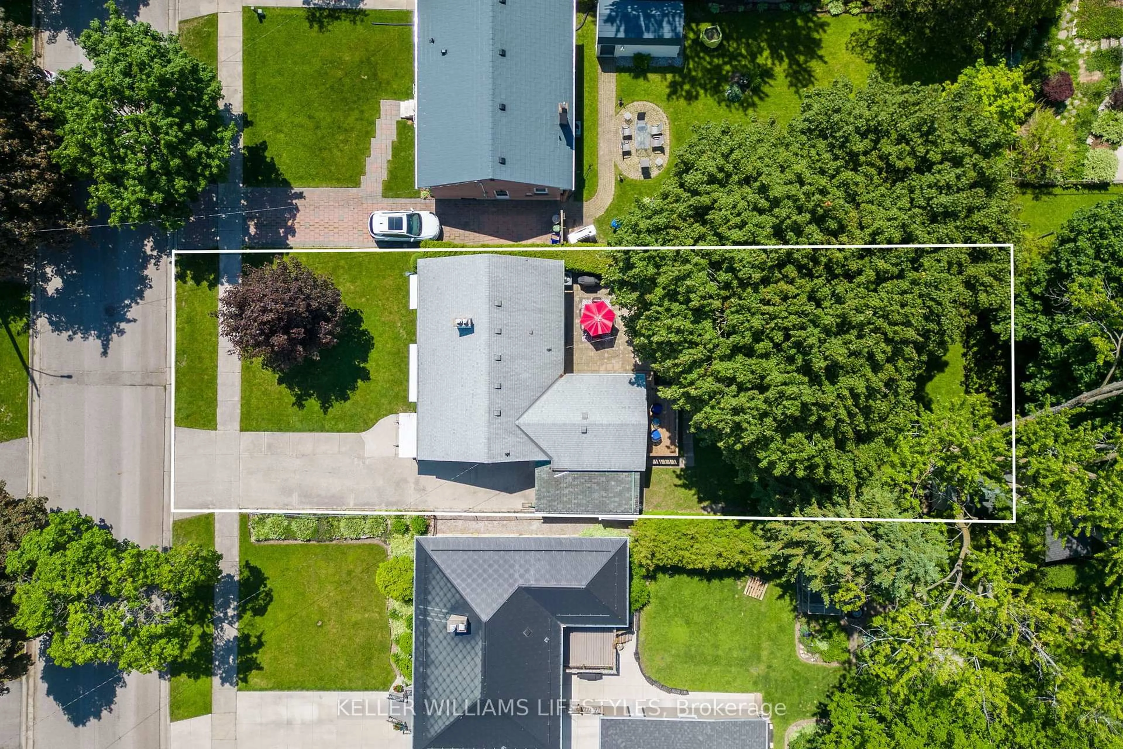 A pic from outside/outdoor area/front of a property/back of a property/a pic from drone, street for 1880 HERBERT Ave, London East Ontario N5V 2C5