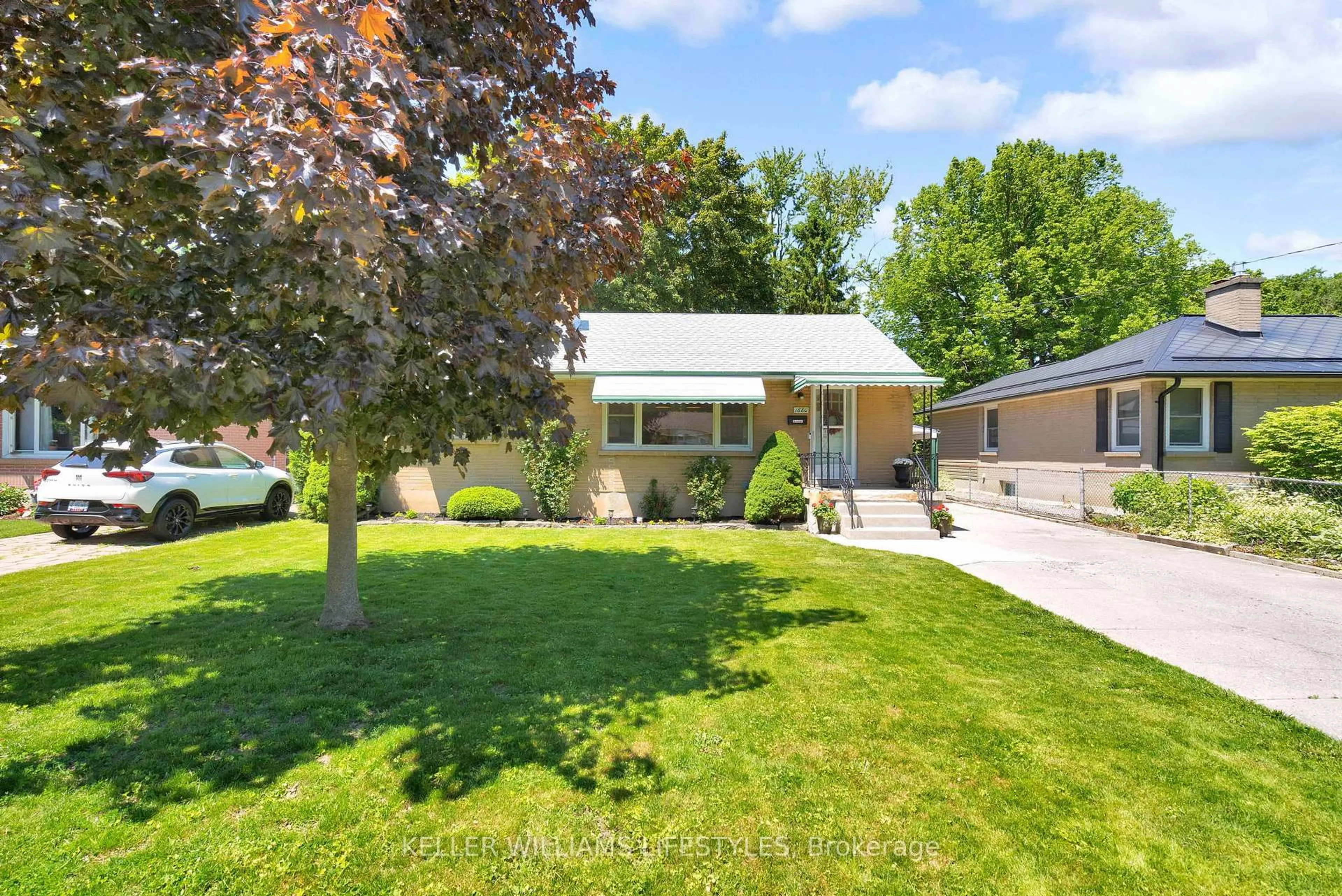A pic from outside/outdoor area/front of a property/back of a property/a pic from drone, street for 1880 HERBERT Ave, London East Ontario N5V 2C5