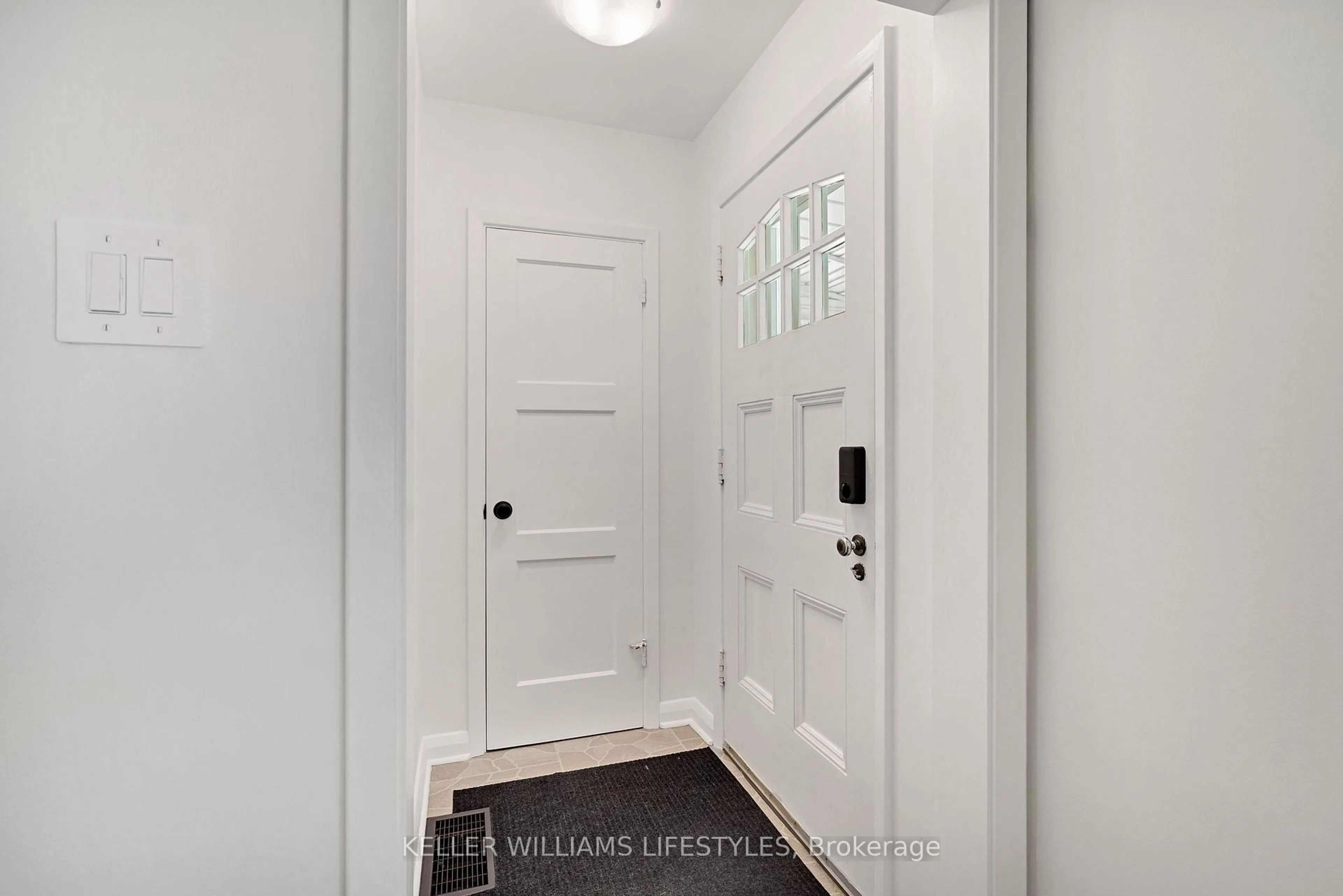Indoor entryway for 1880 HERBERT Ave, London East Ontario N5V 2C5