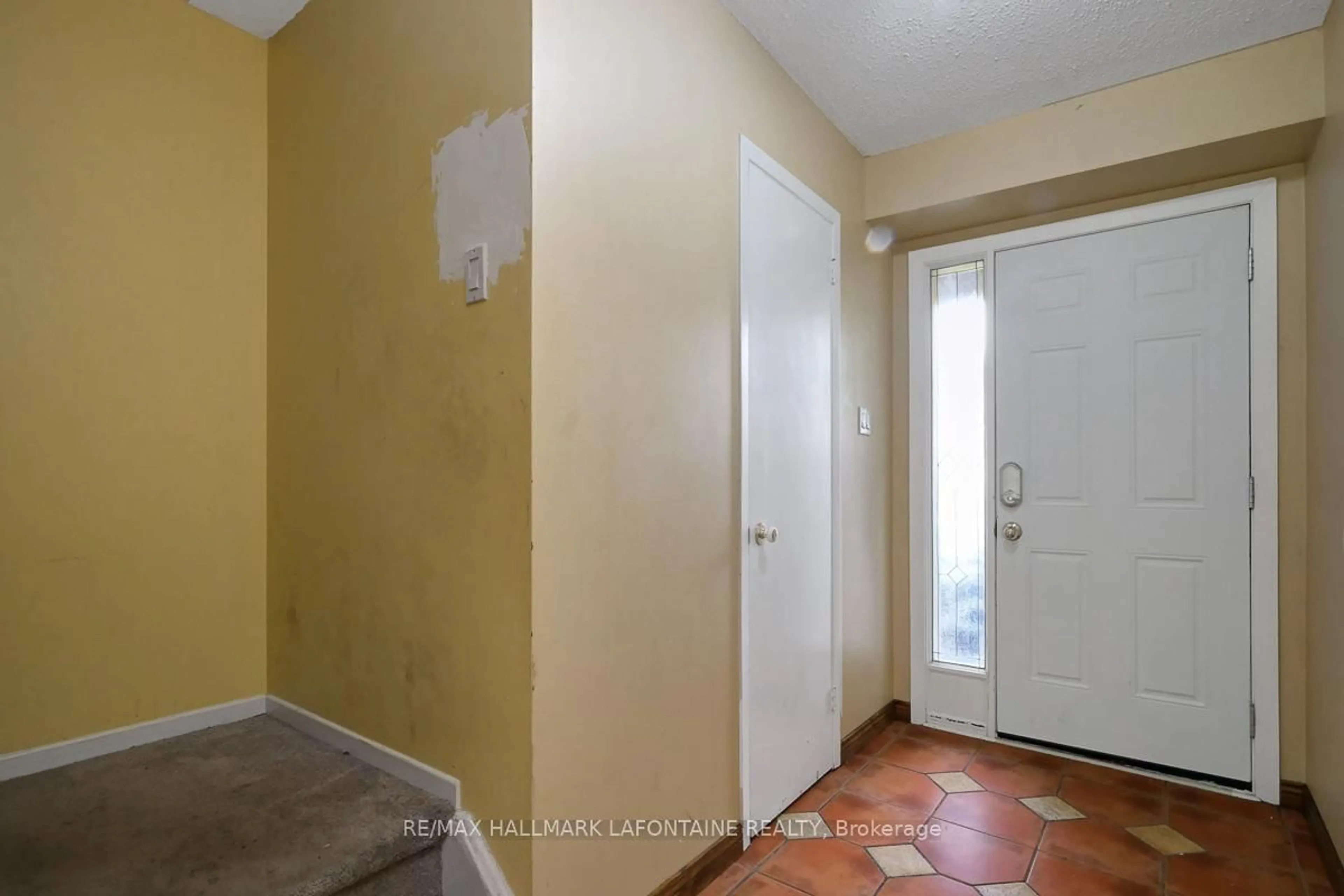 Indoor entryway for 3145 Olympic Way #39, Ottawa Ontario K1T 1Y7