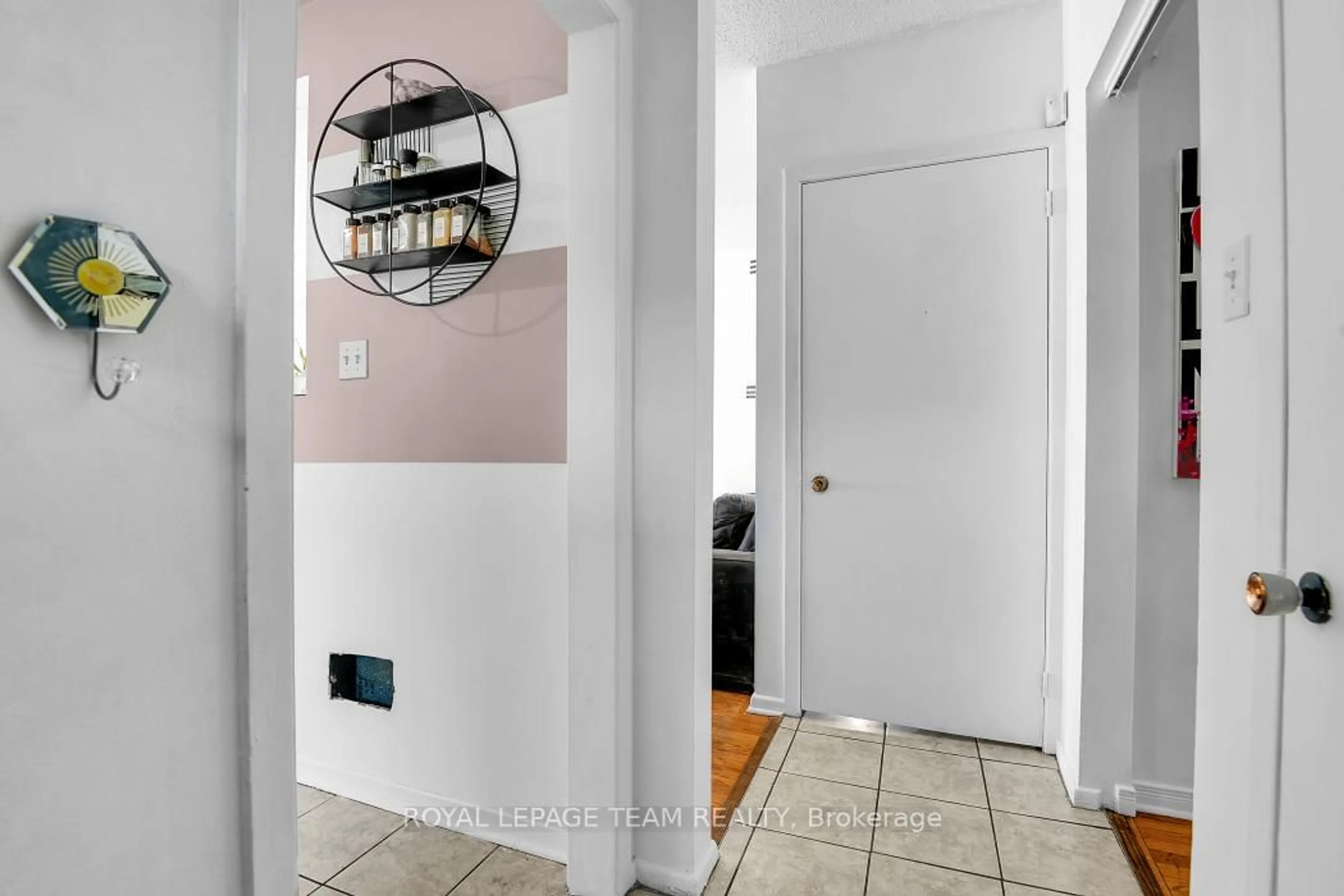 Indoor entryway for 2383 Walkley Rd, Ottawa Ontario K1G 3H1