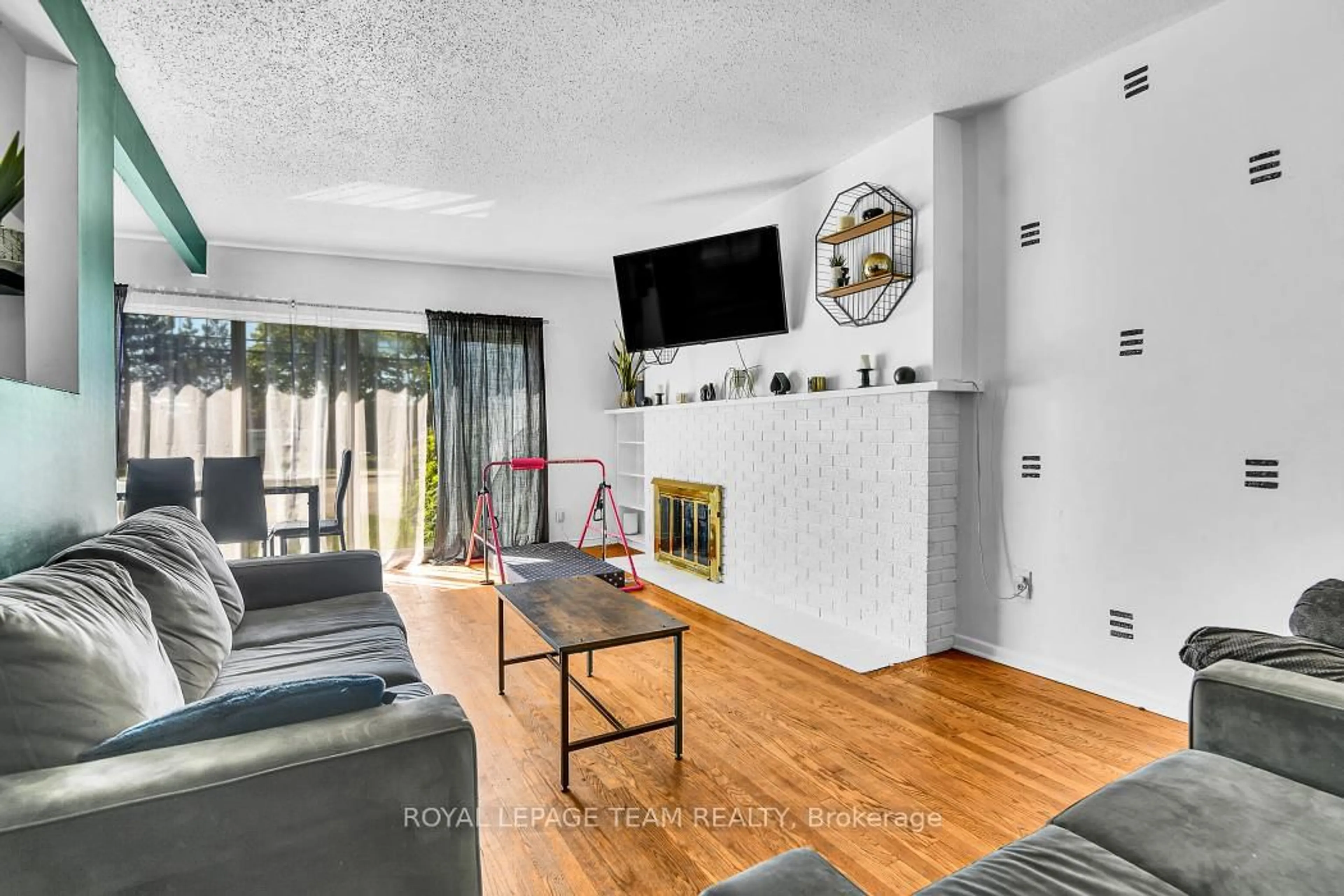 Living room with furniture, unknown for 2383 Walkley Rd, Ottawa Ontario K1G 3H1
