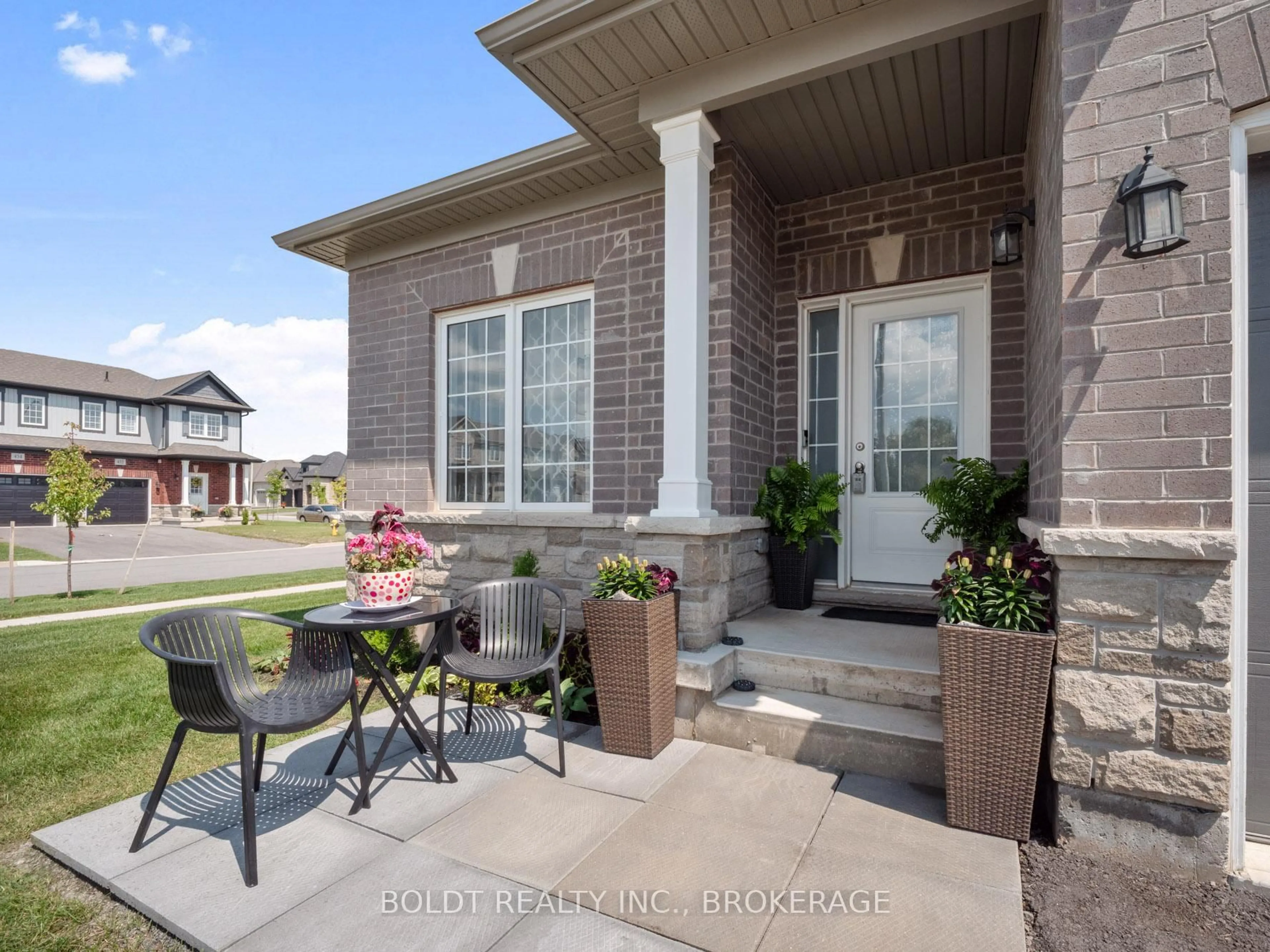 Home with brick exterior material, street for 412 Hummel Cres, Fort Erie Ontario L2A 0E8