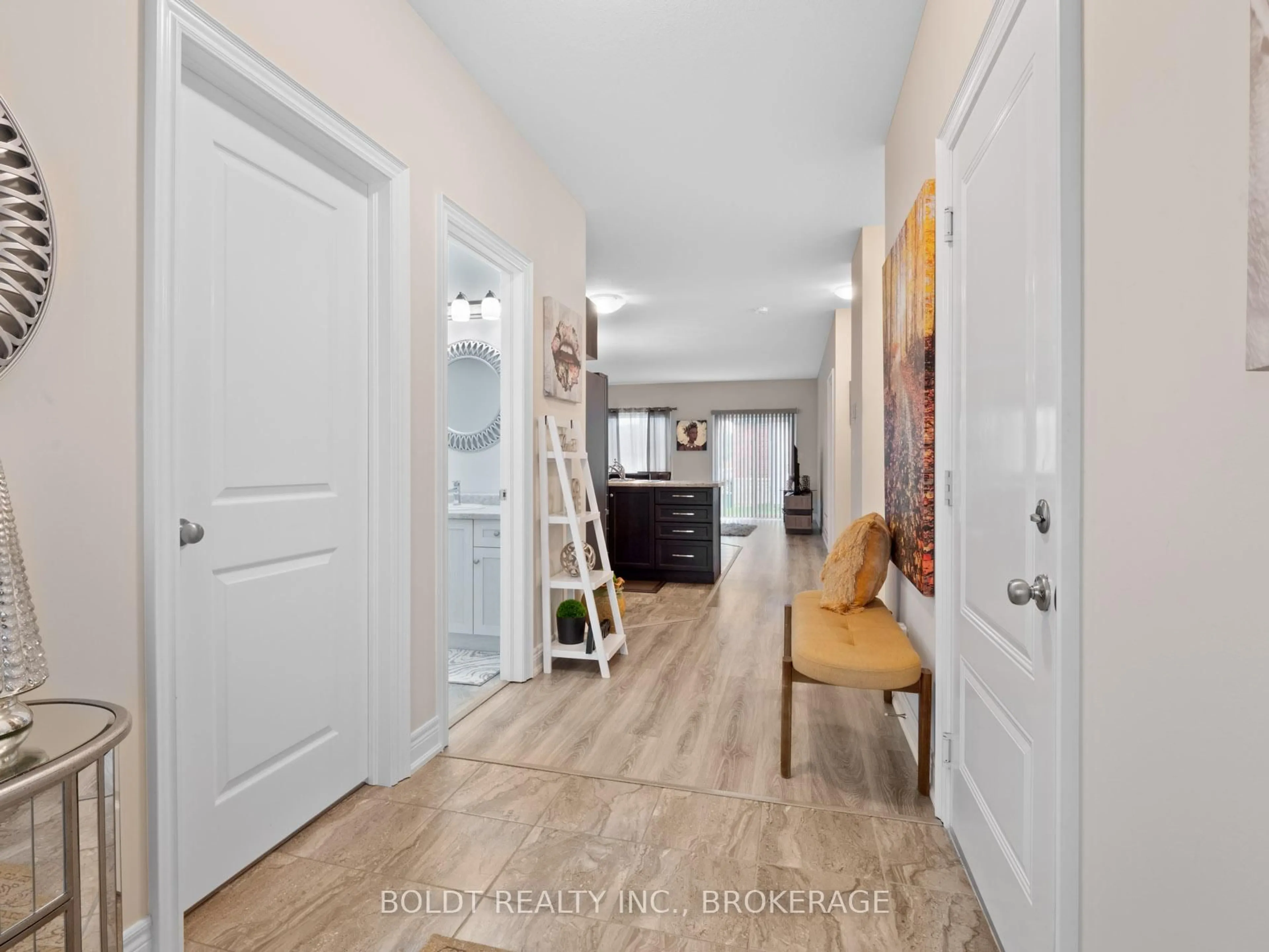 Indoor entryway for 412 Hummel Cres, Fort Erie Ontario L2A 0E8