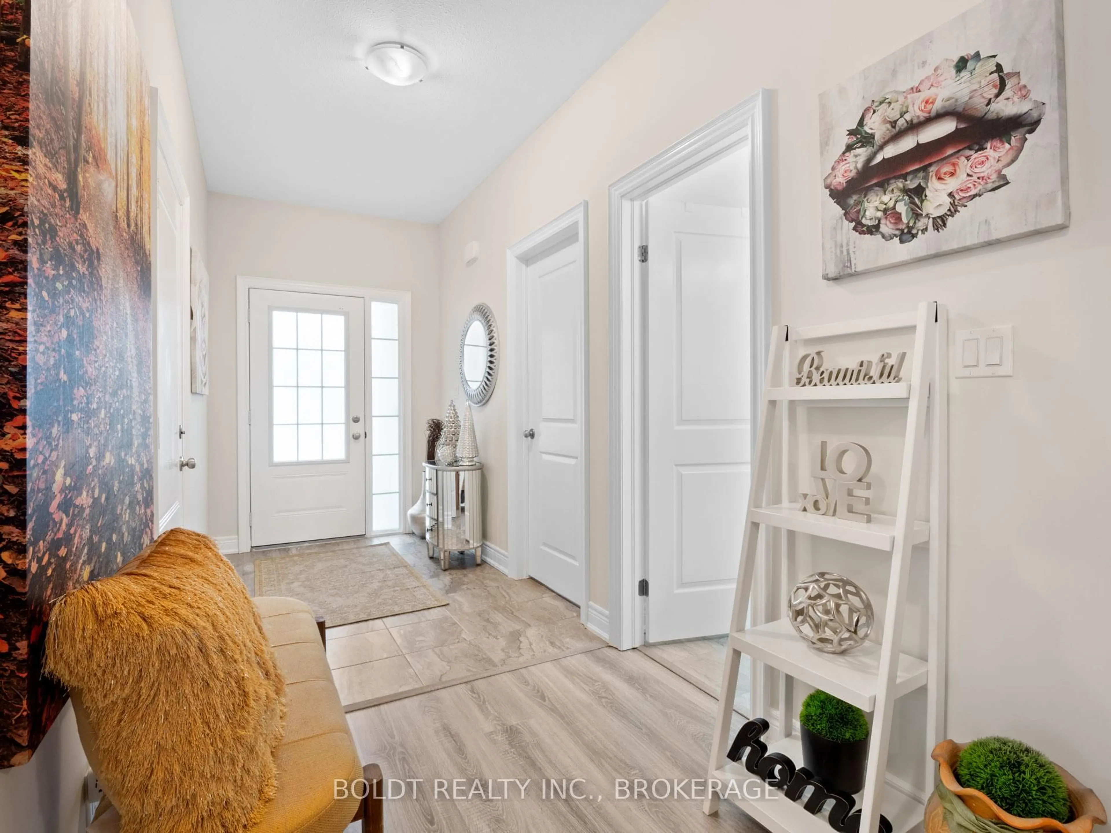 Indoor entryway for 412 Hummel Cres, Fort Erie Ontario L2A 0E8