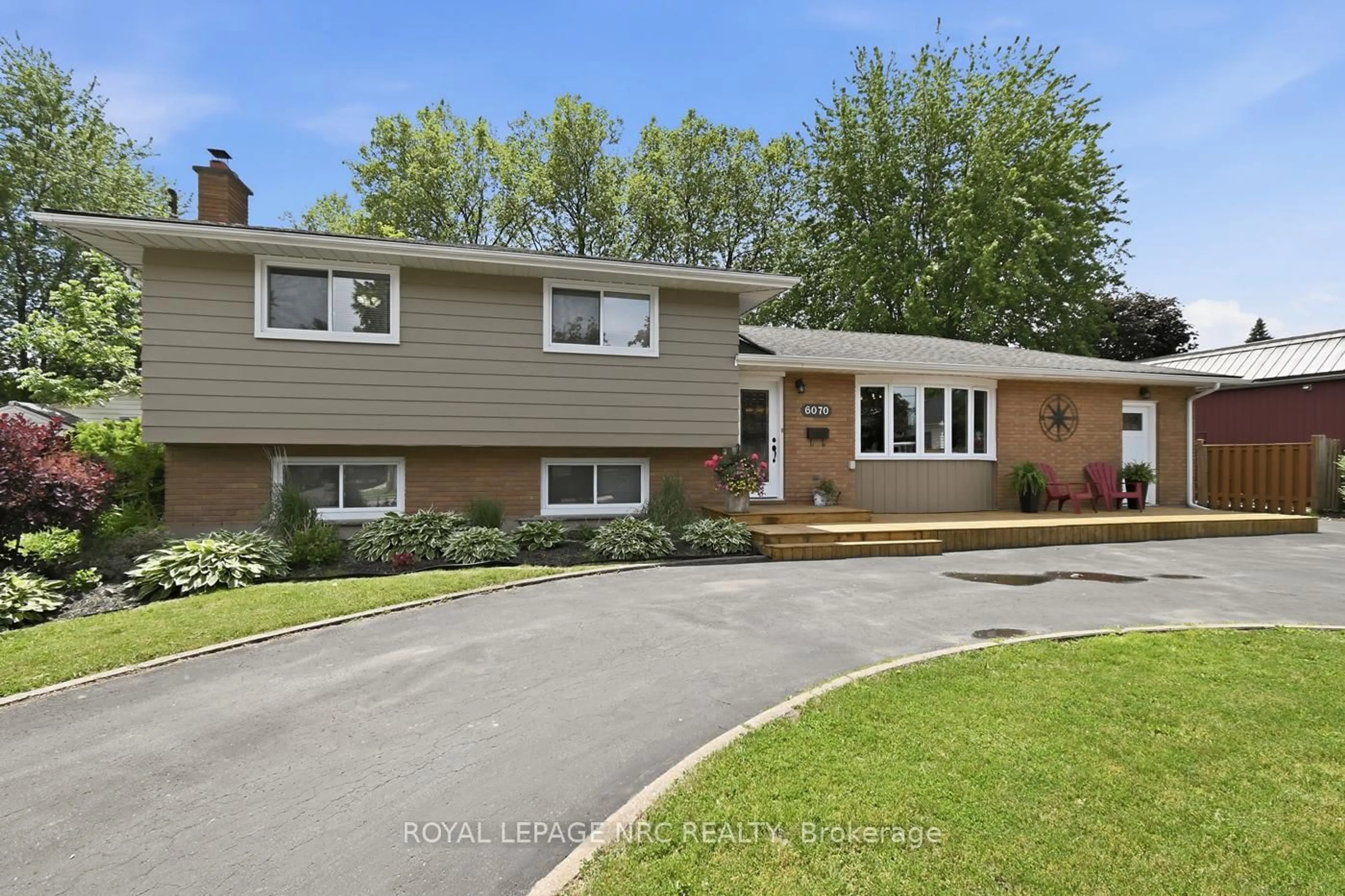 Home with vinyl exterior material, street for 6070 Carman St, Niagara Falls Ontario L2J 1S4