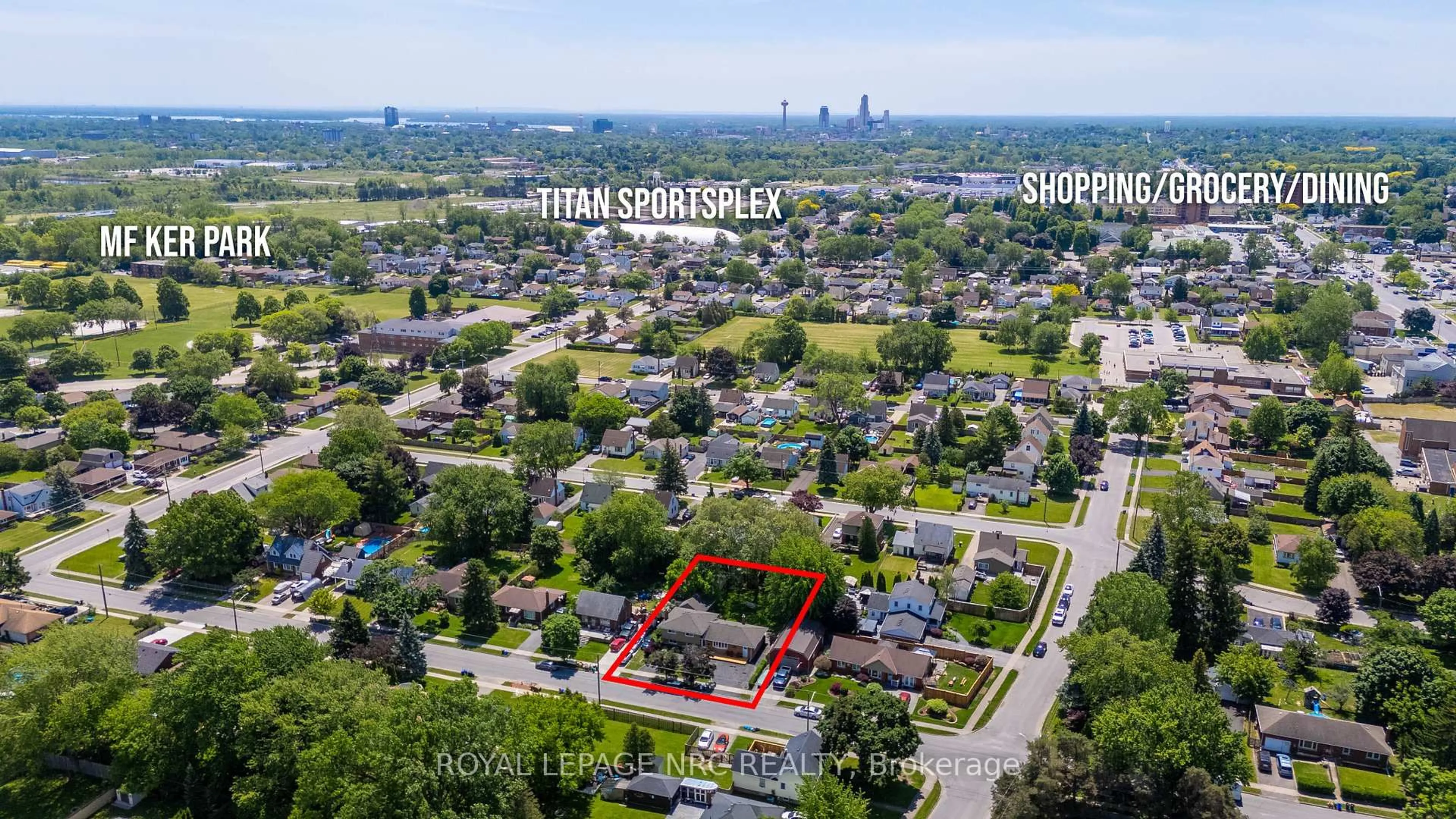 A pic from outside/outdoor area/front of a property/back of a property/a pic from drone, street for 6070 Carman St, Niagara Falls Ontario L2J 1S4