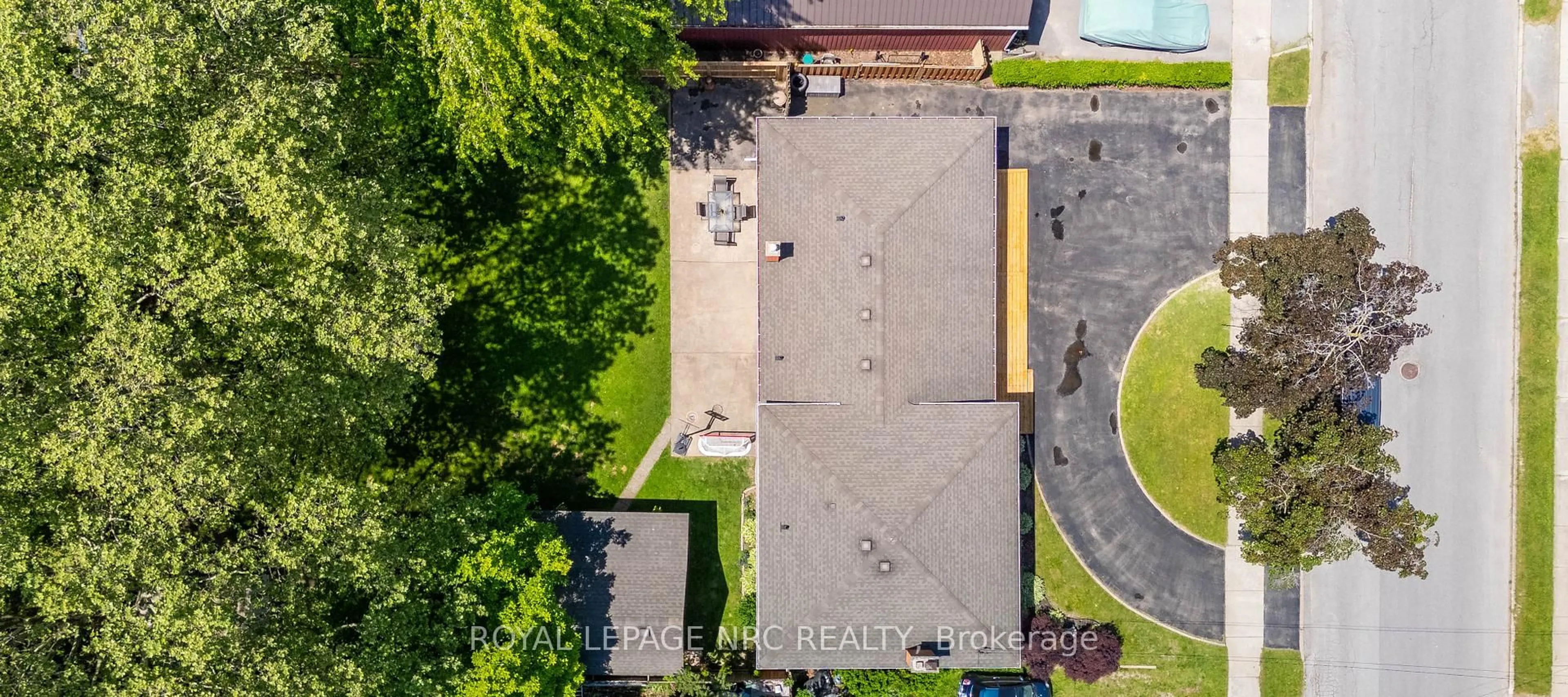 A pic from outside/outdoor area/front of a property/back of a property/a pic from drone, street for 6070 Carman St, Niagara Falls Ontario L2J 1S4