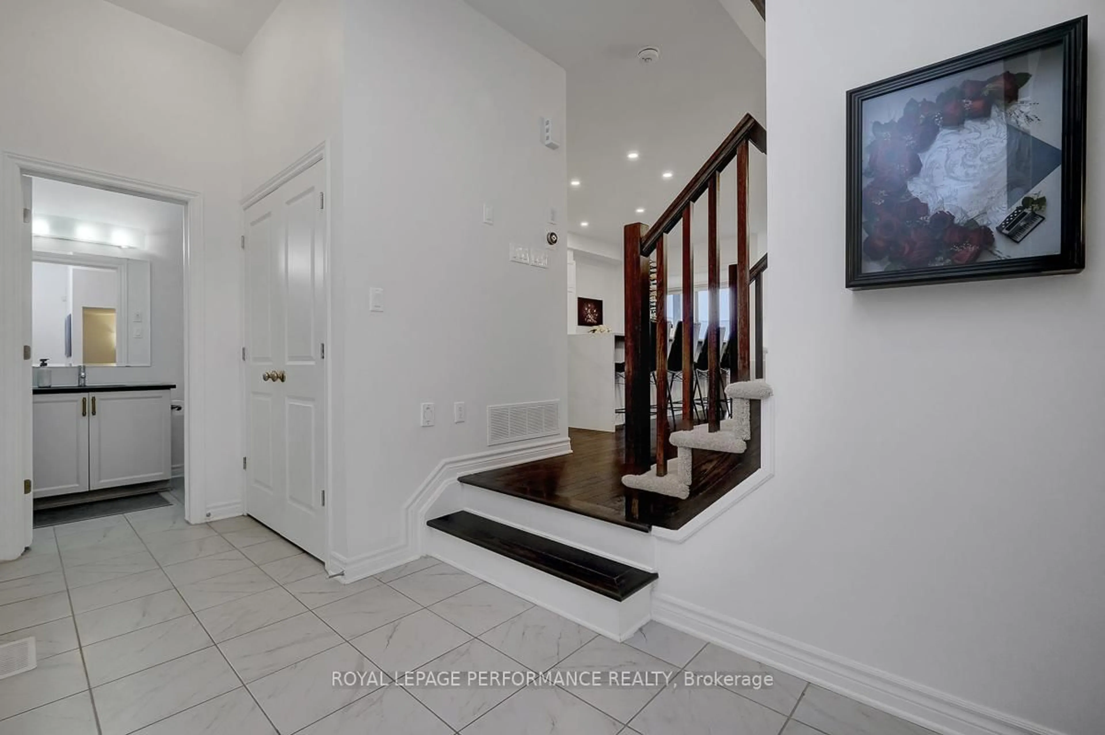 Indoor foyer for 125 Dun Skipper Dr, Ottawa Ontario K1X 0G2