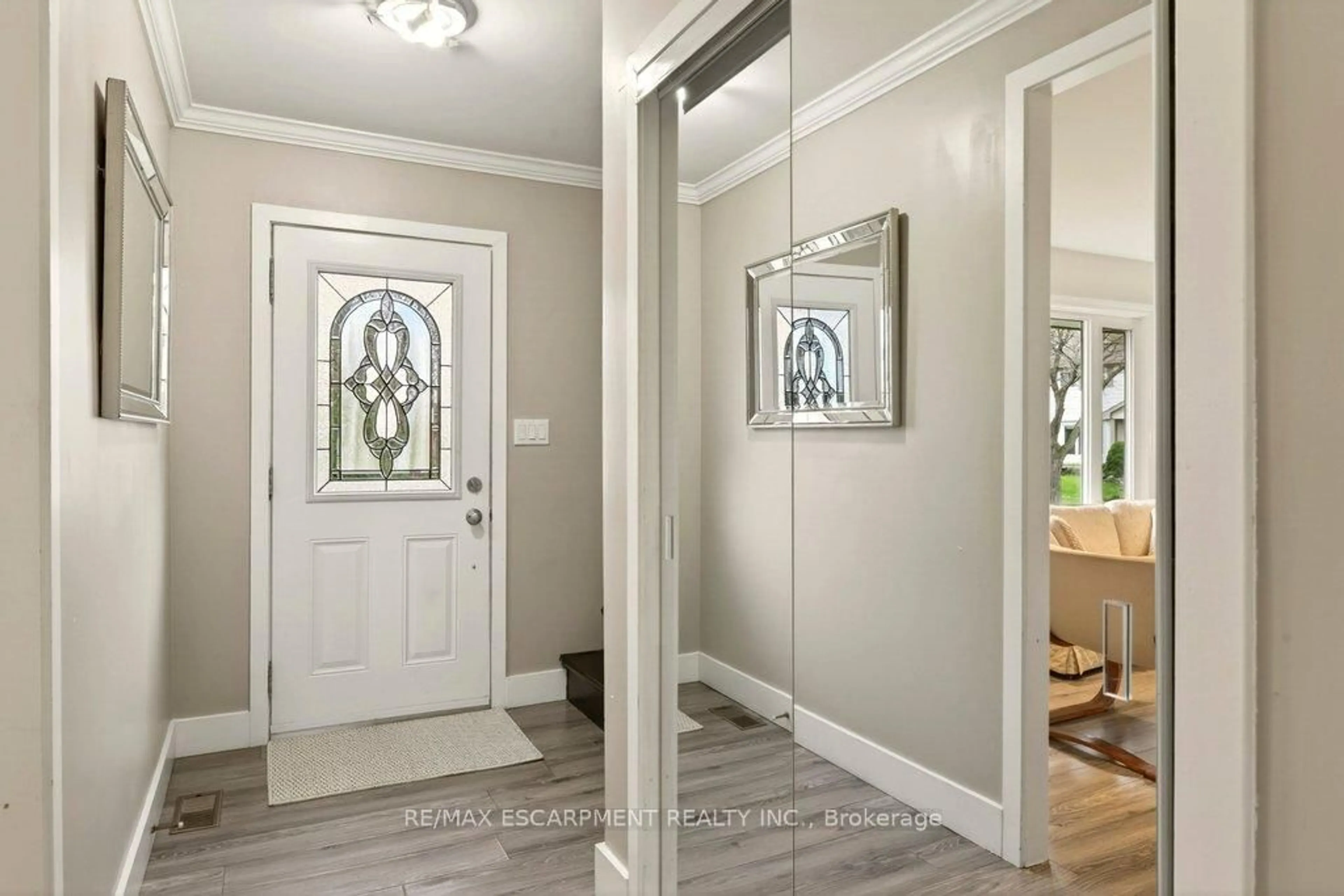 Indoor entryway for 120 Chilton Dr, Hamilton Ontario L8J 1M5