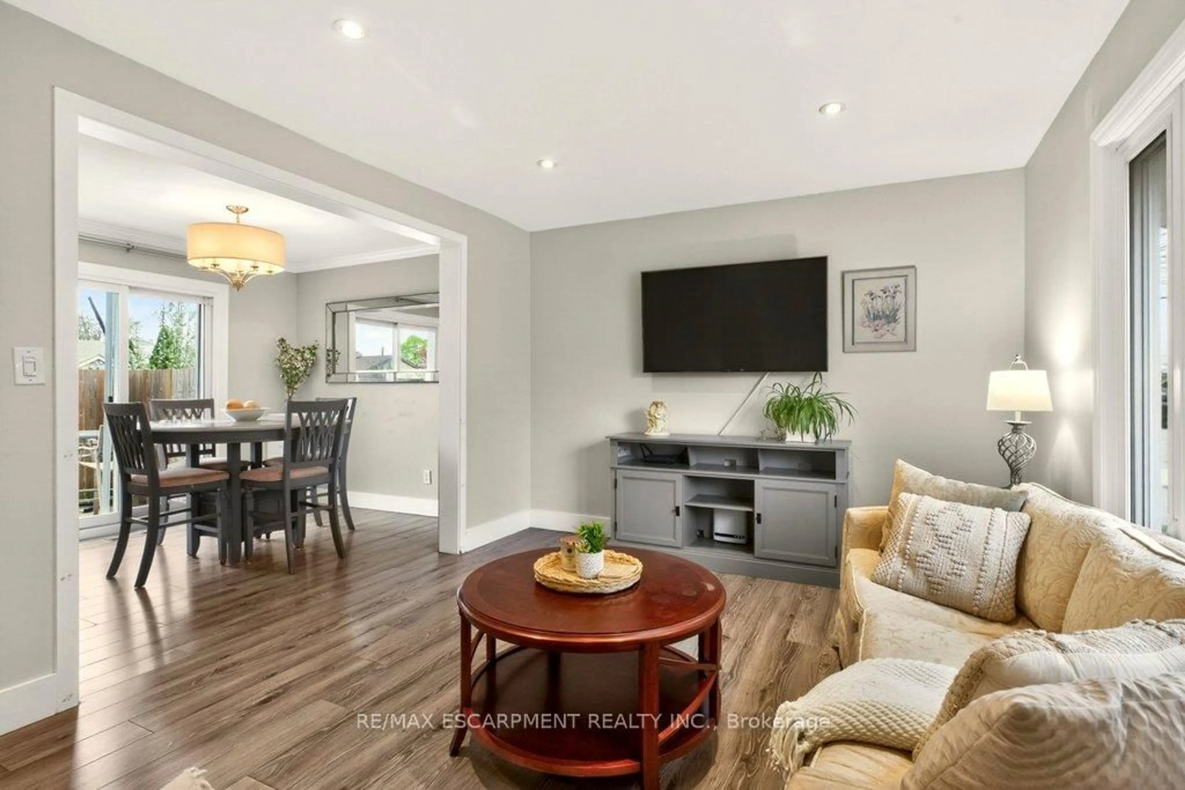 Living room with furniture, wood/laminate floor for 120 Chilton Dr, Hamilton Ontario L8J 1M5