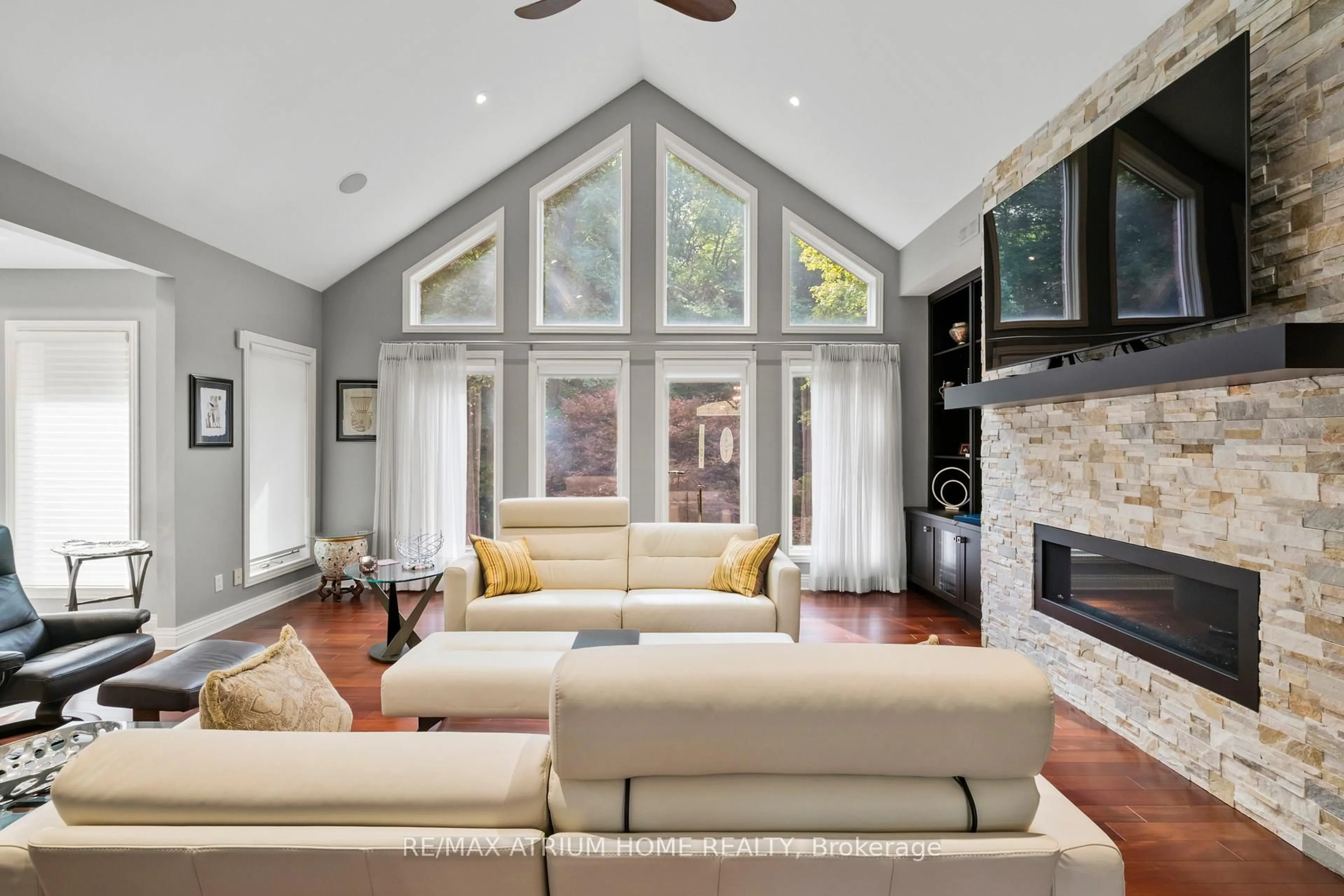 Living room with furniture, unknown for 200 Pancake Lane, Pelham Ontario L0S 1M0