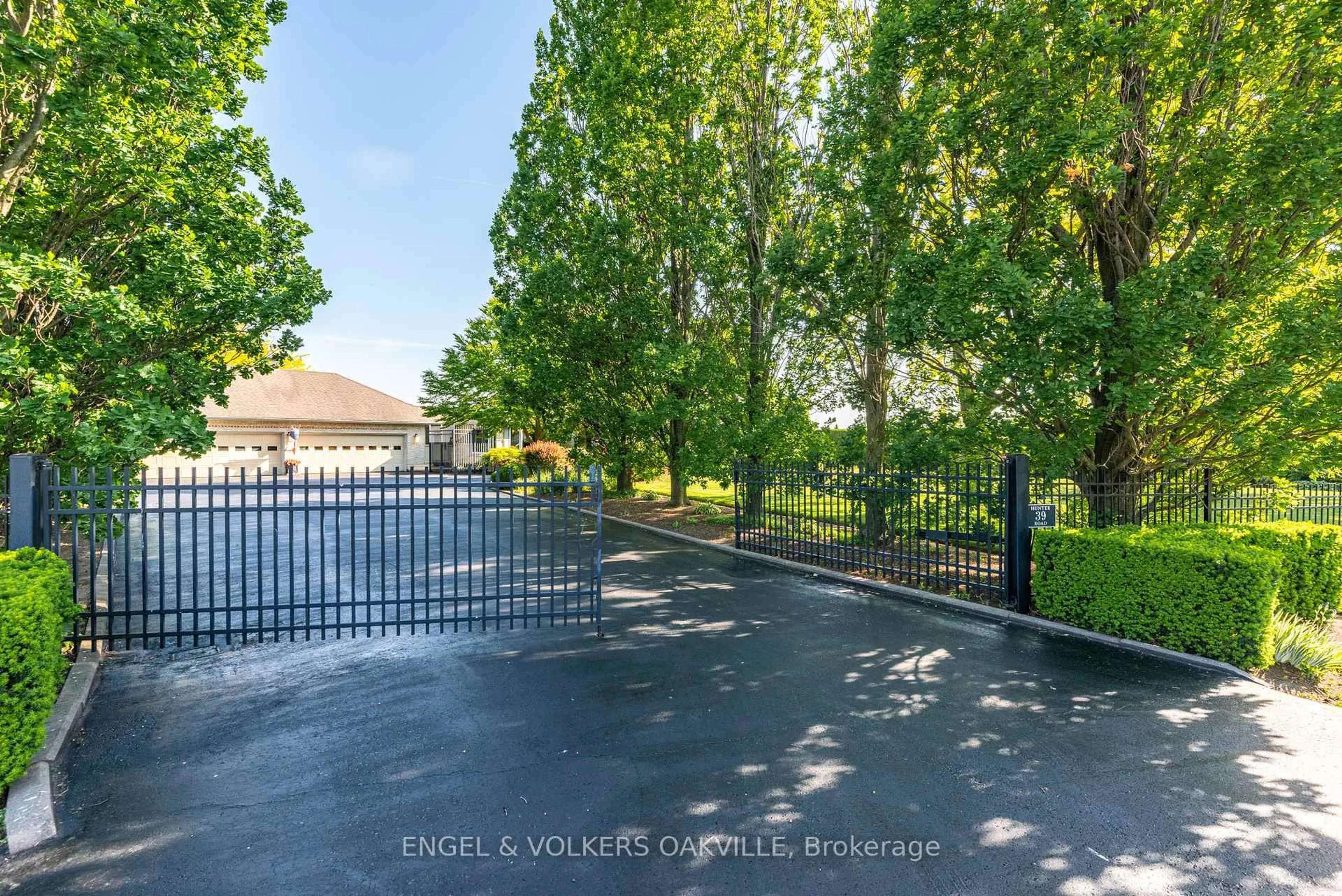 A pic from outside/outdoor area/front of a property/back of a property/a pic from drone, street for 39 Hunter Rd, Niagara-on-the-Lake Ontario L0S 1J0