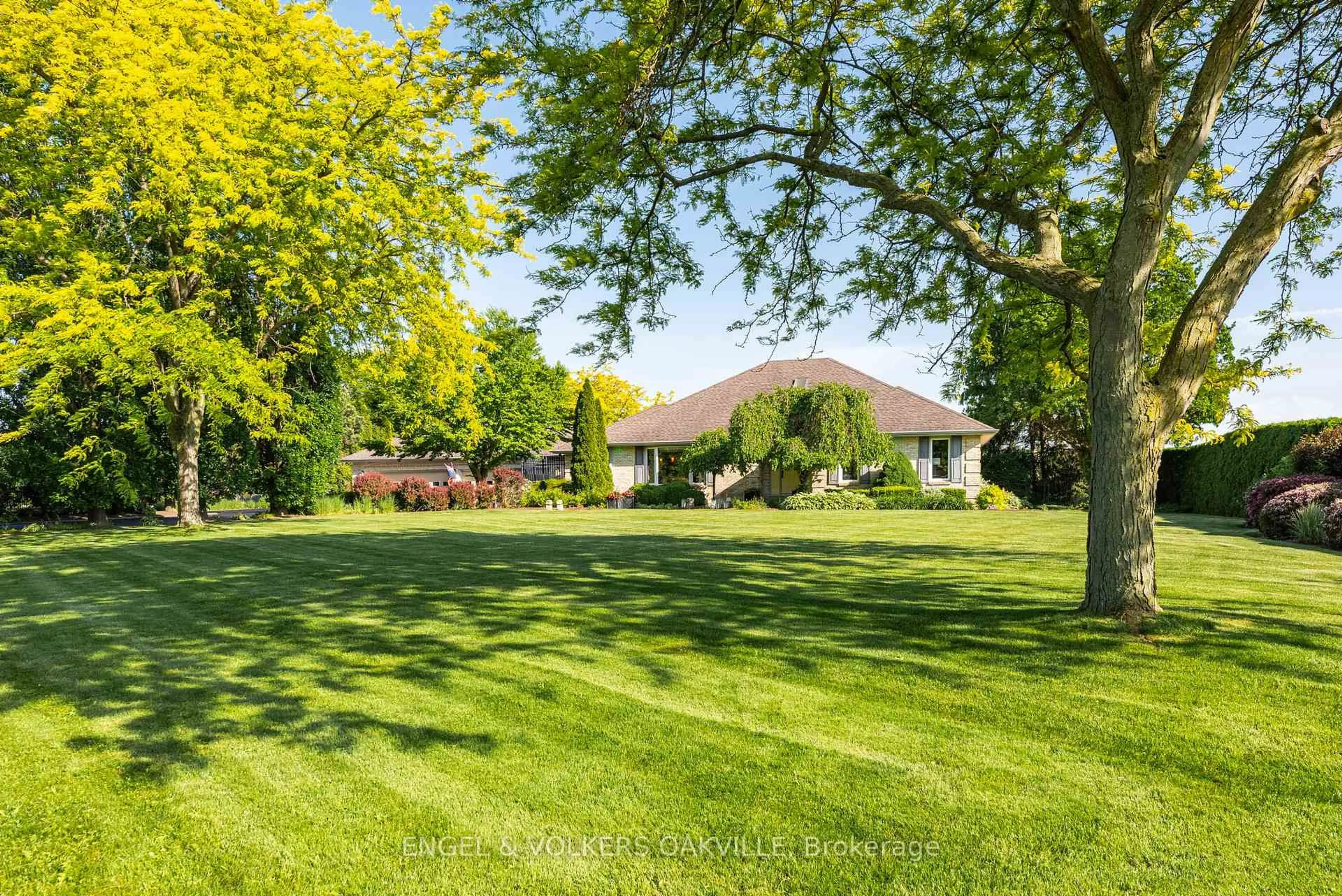 A pic from outside/outdoor area/front of a property/back of a property/a pic from drone, unknown for 39 Hunter Rd, Niagara-on-the-Lake Ontario L0S 1J0