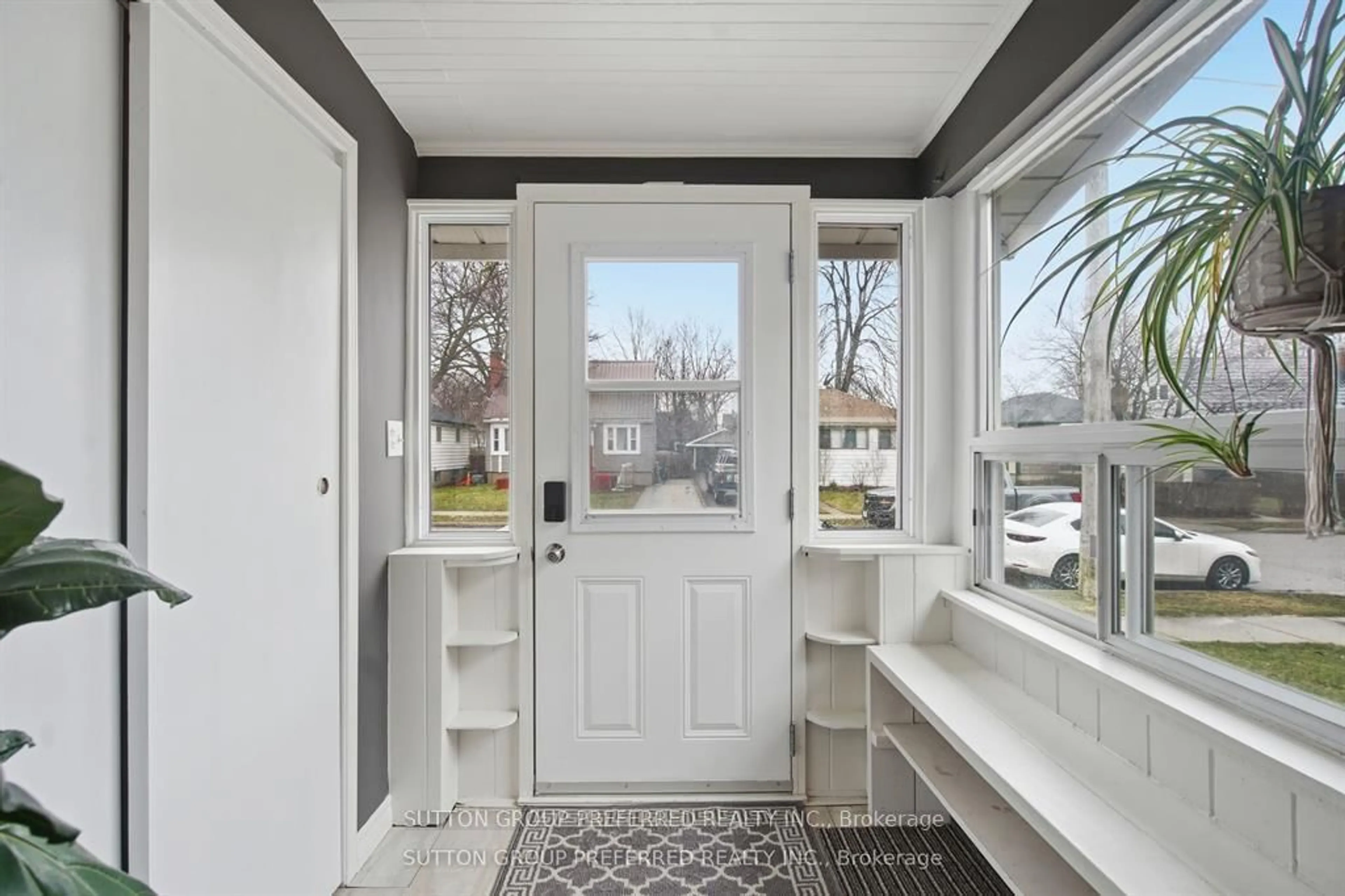 Indoor entryway for 105 Madison Ave, London East Ontario N5Z 2P3