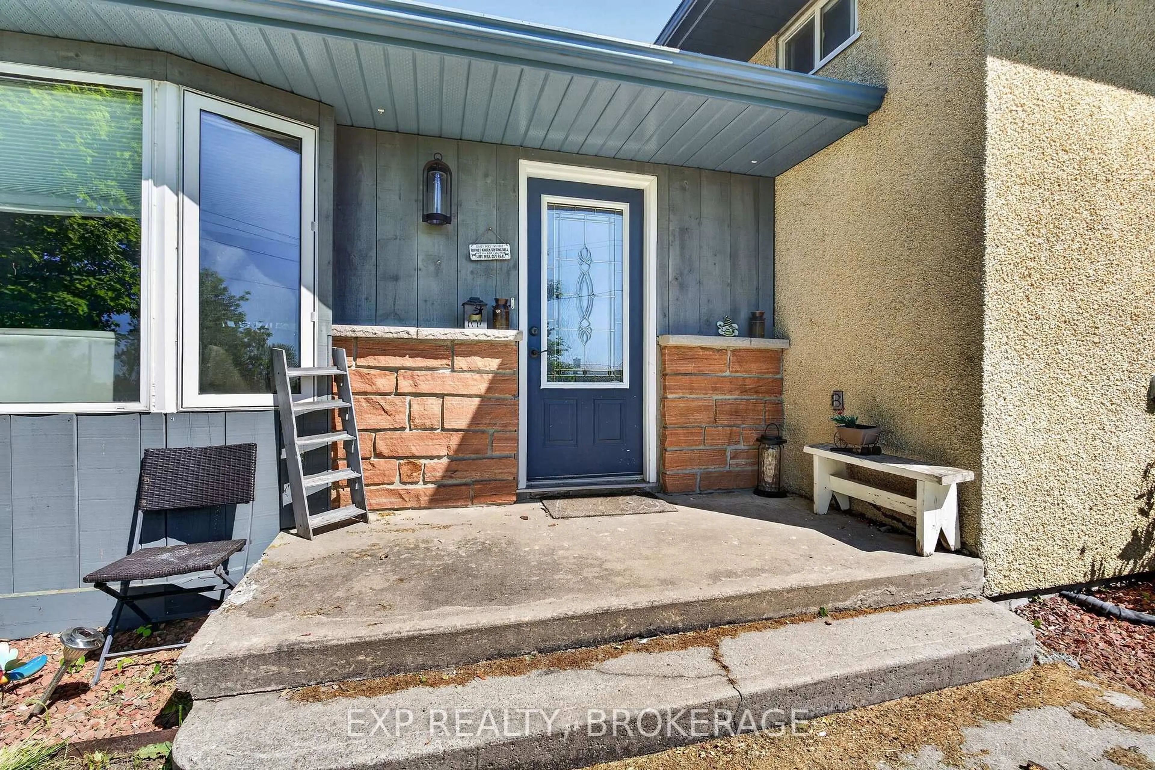 Indoor entryway for 2214 HIGHWAY 96, Wolfe Island Ontario K0H 2Y0