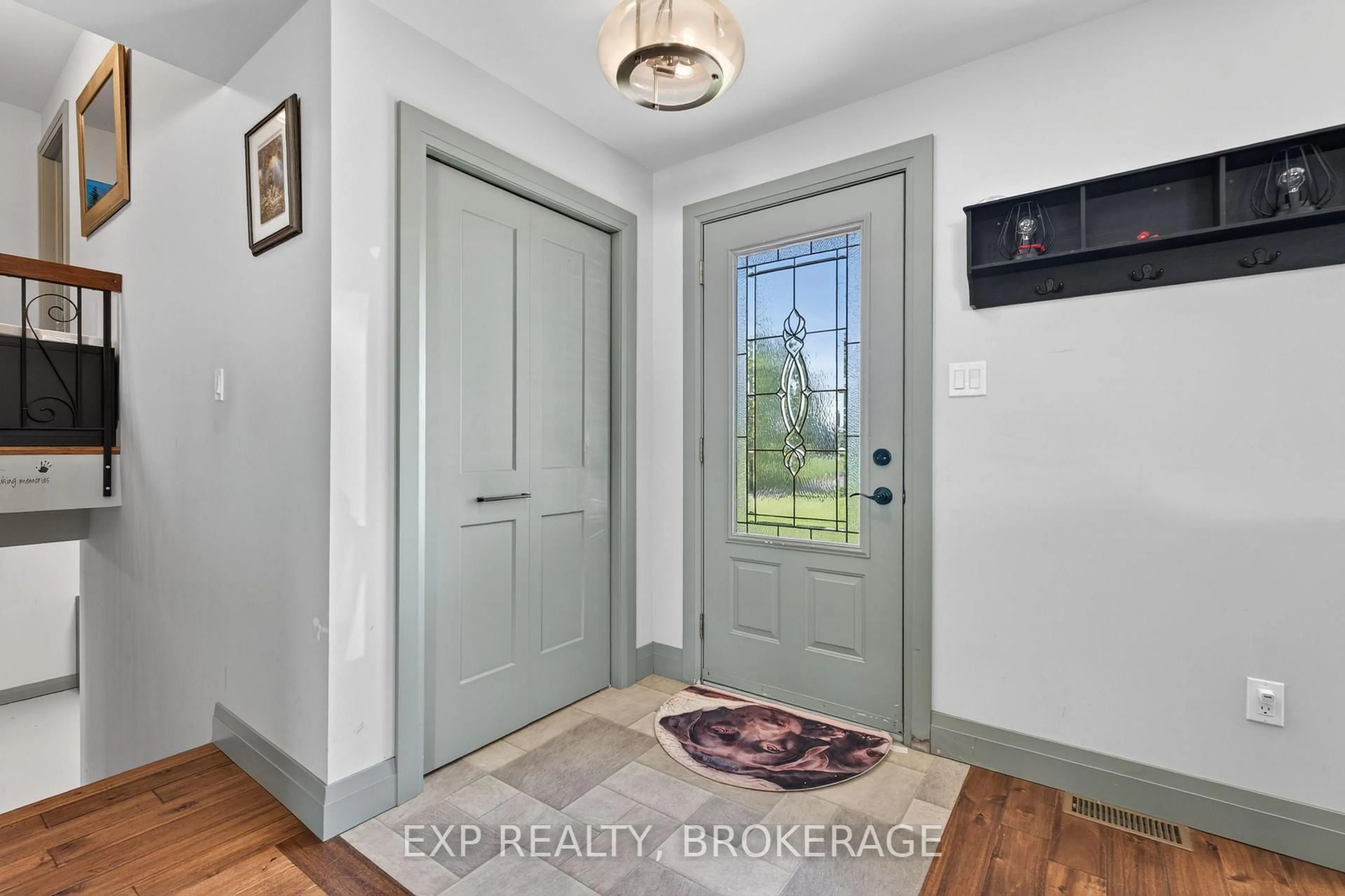 Indoor entryway for 2214 HIGHWAY 96, Wolfe Island Ontario K0H 2Y0