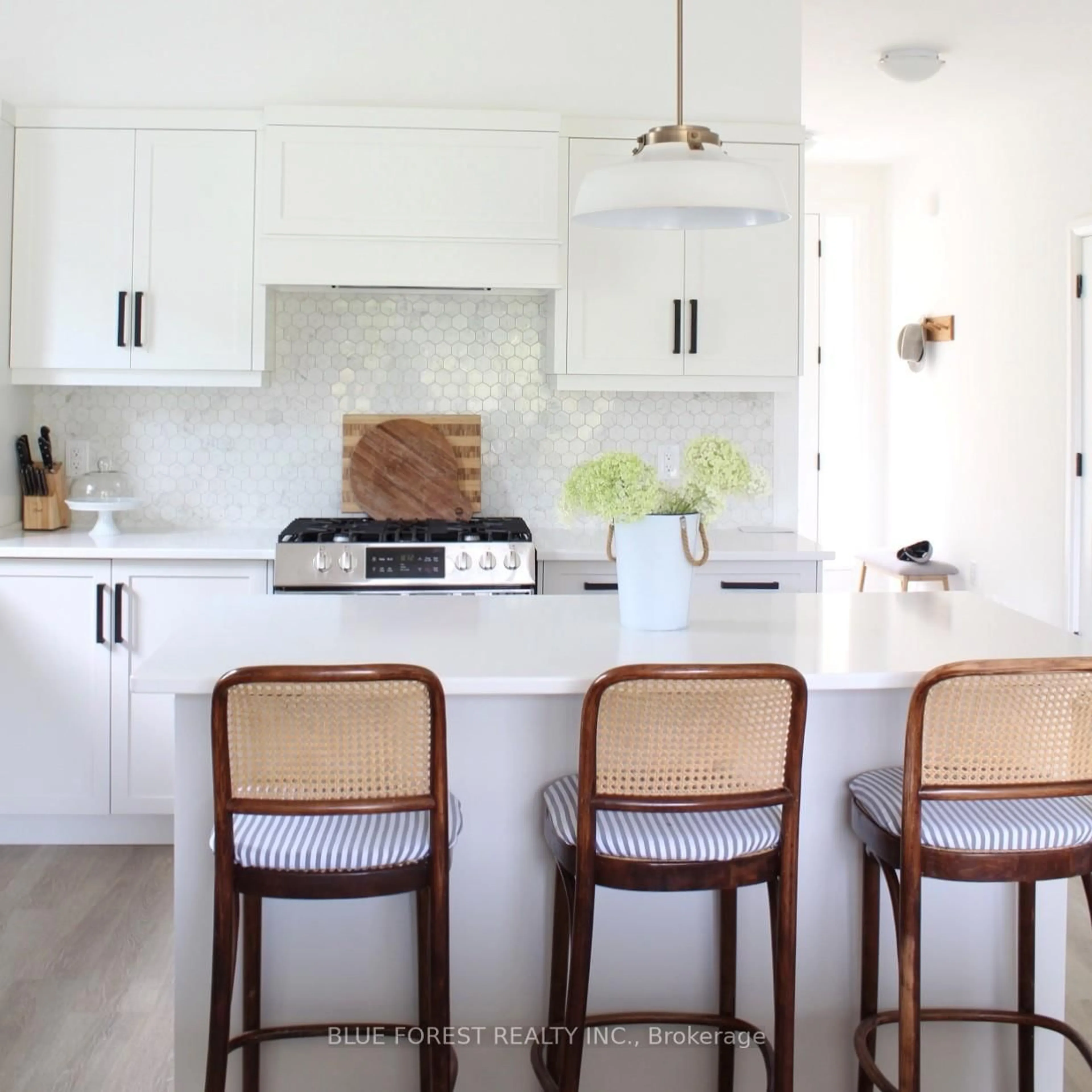 Open concept kitchen, ceramic/tile floor for 457 George St, Central Elgin Ontario N5L 0B1