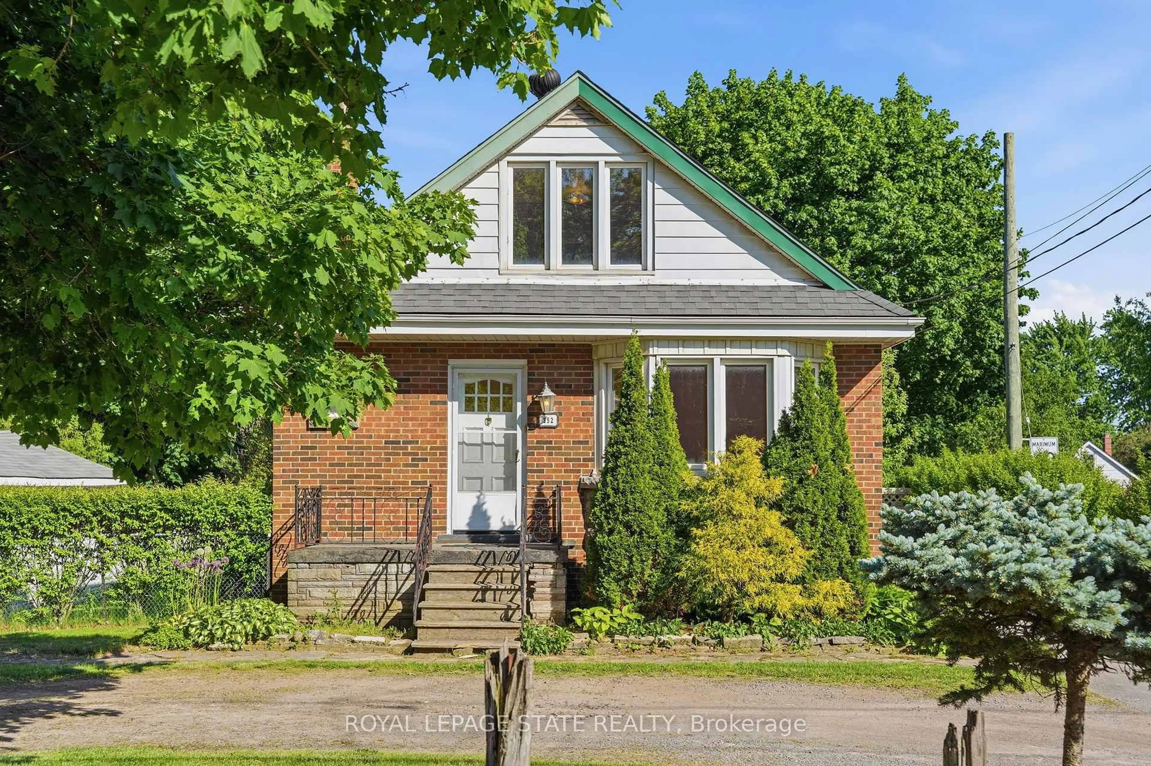 Home with brick exterior material, street for 352 PARKSIDE Dr, Hamilton Ontario L0R 2H0