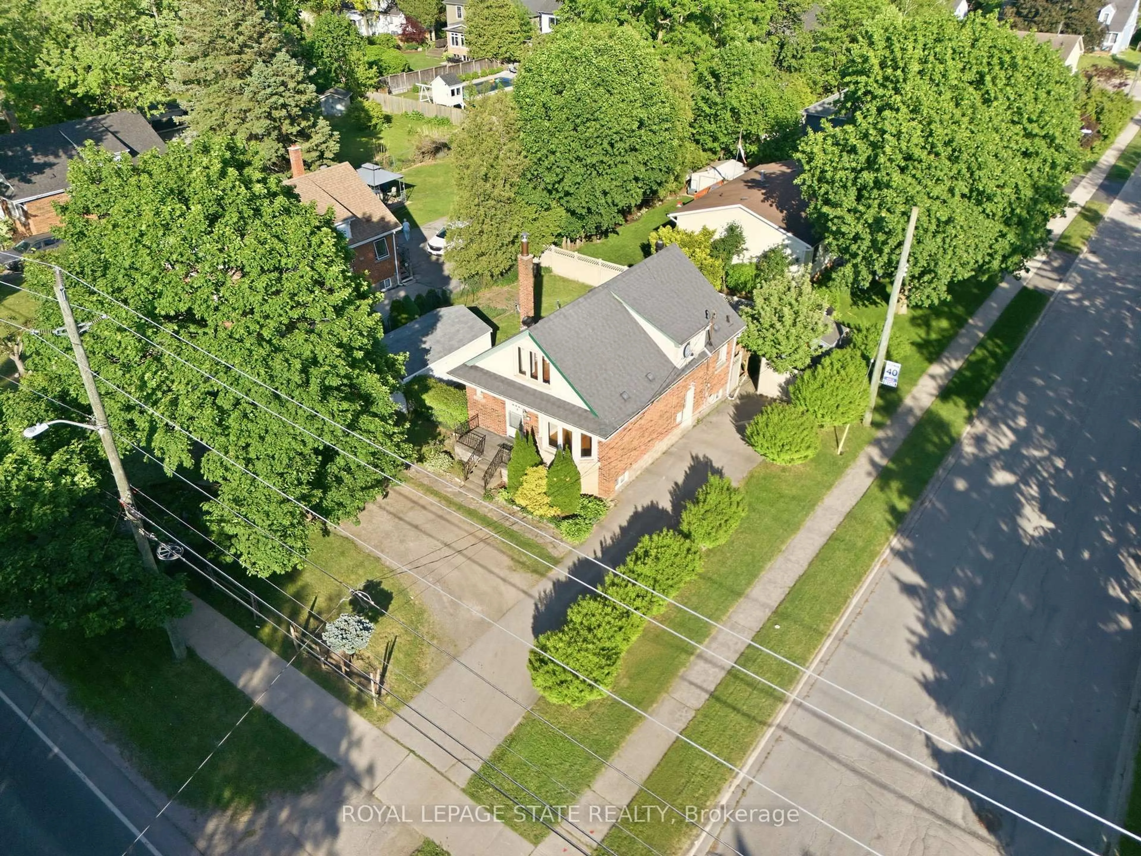 A pic from outside/outdoor area/front of a property/back of a property/a pic from drone, street for 352 PARKSIDE Dr, Hamilton Ontario L0R 2H0