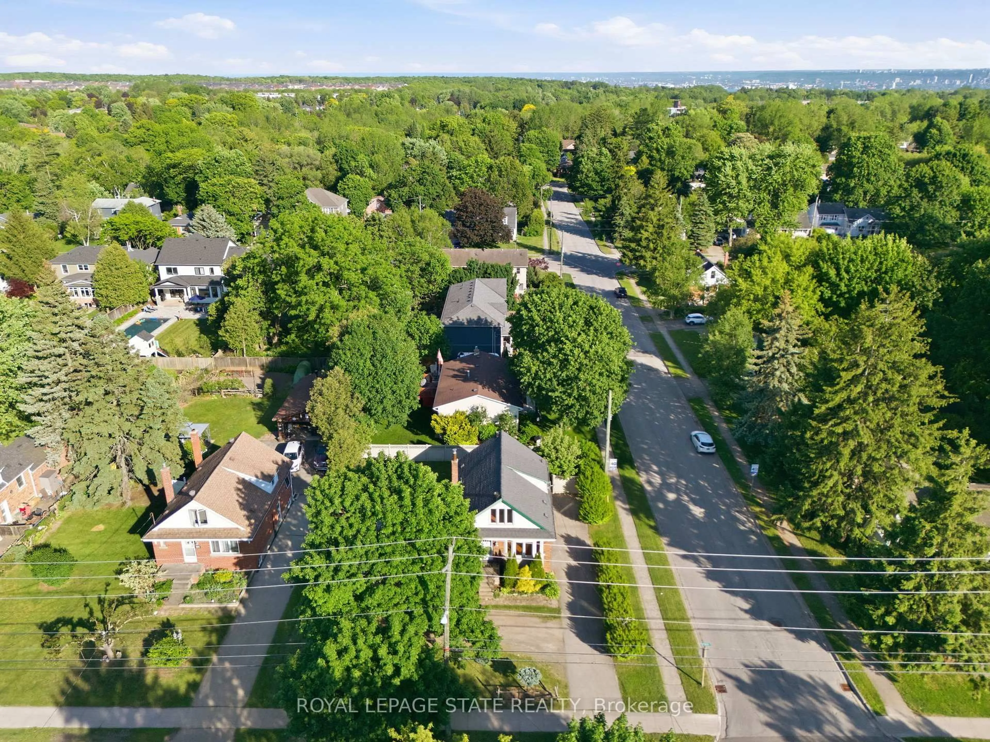A pic from outside/outdoor area/front of a property/back of a property/a pic from drone, street for 352 PARKSIDE Dr, Hamilton Ontario L0R 2H0