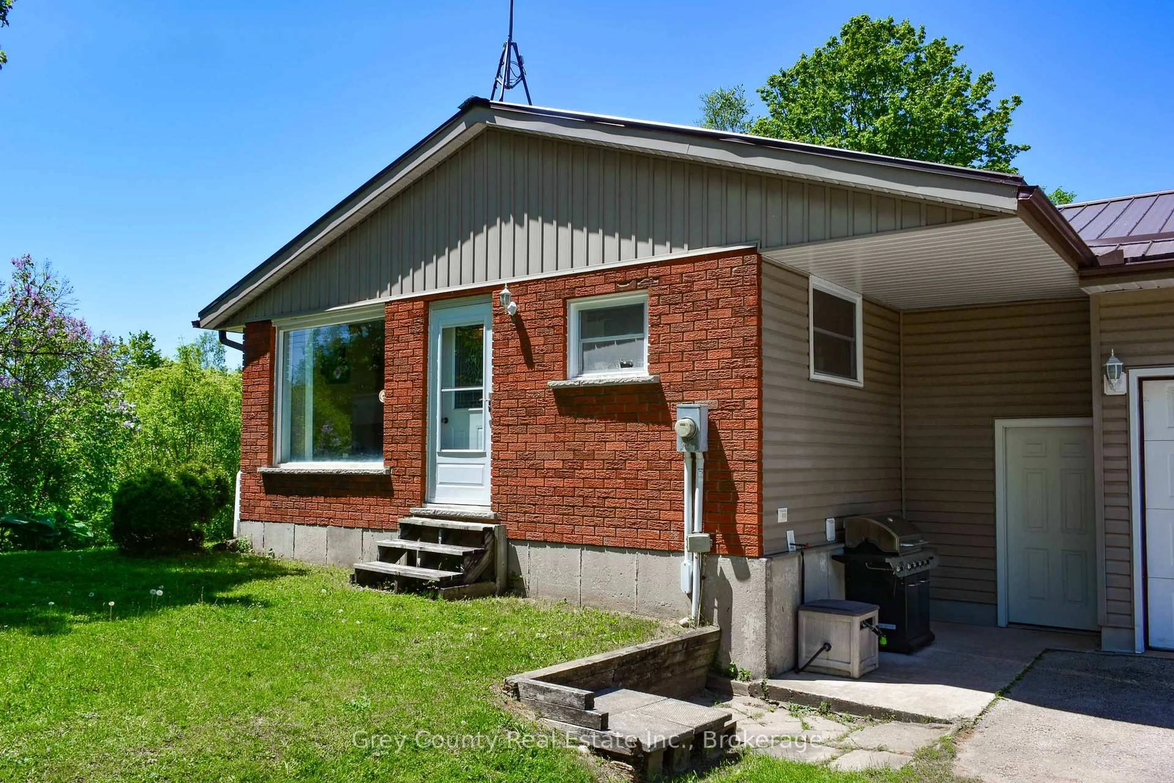 Home with brick exterior material, building for 580293 Sideroad 60 Sdrd, Chatsworth Ontario N0H 1C0