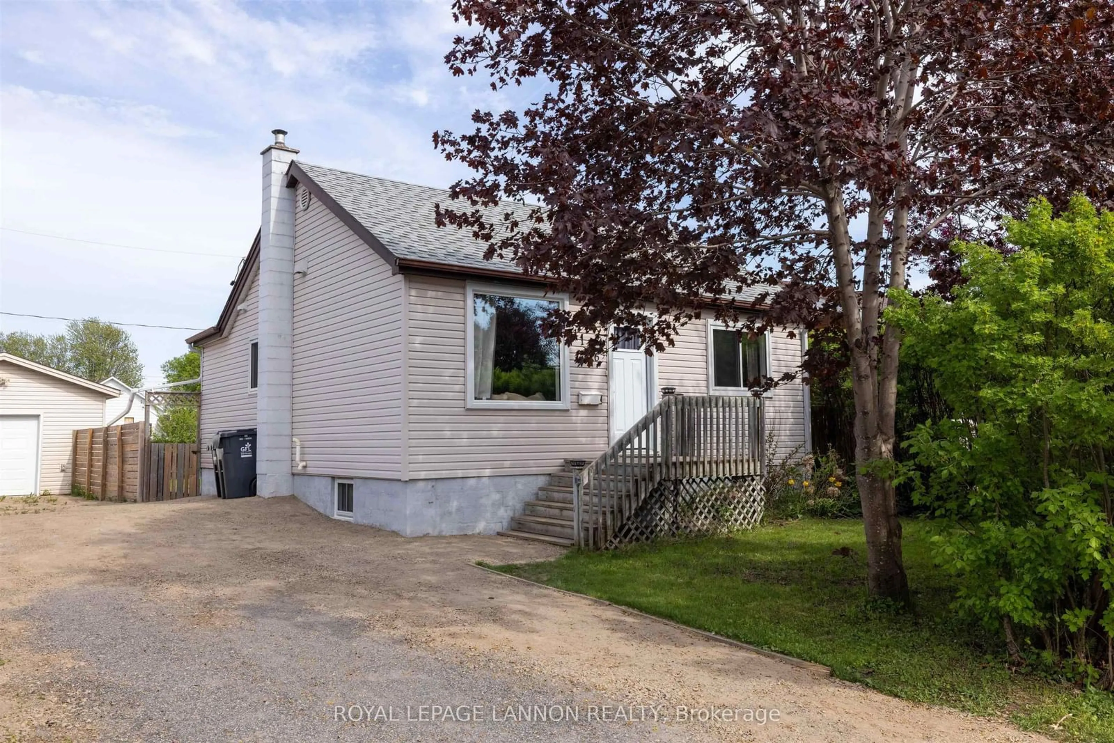 A pic from outside/outdoor area/front of a property/back of a property/a pic from drone, street for 1126 Broadmore Ave, Thunder Bay Ontario P7E 2Y6