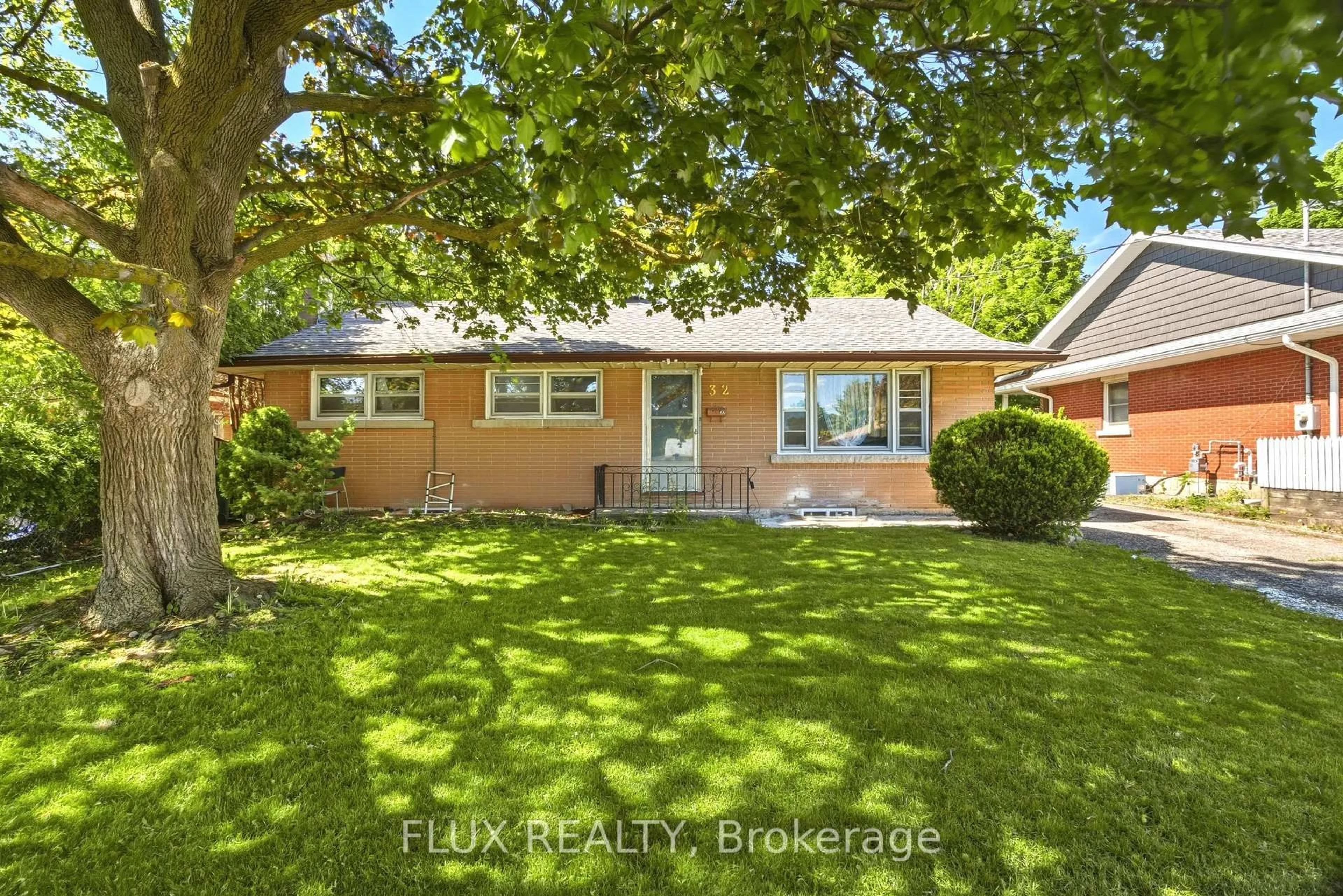 A pic from outside/outdoor area/front of a property/back of a property/a pic from drone, street for 32 Close Ave, Cambridge Ontario N1R 2R6