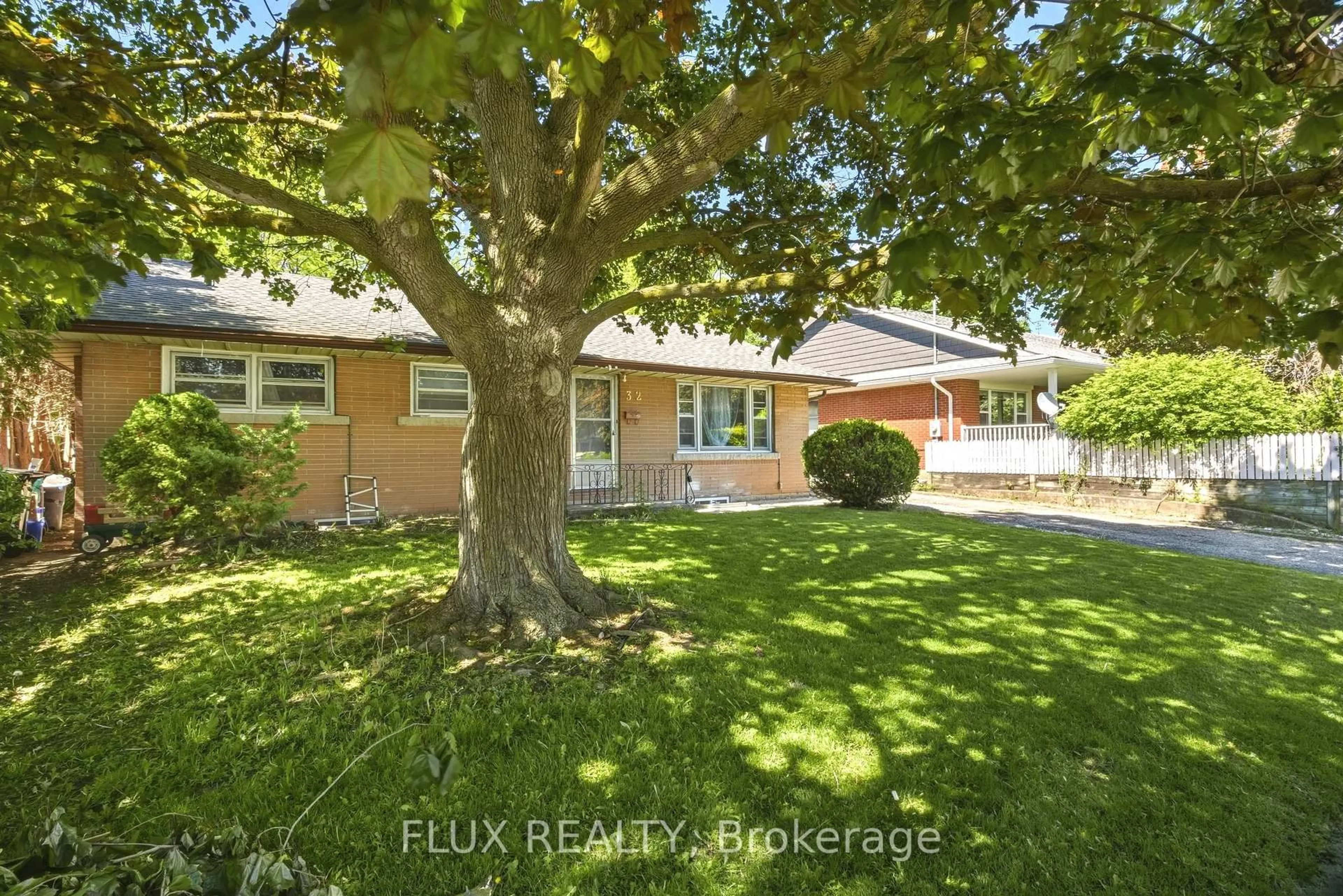 A pic from outside/outdoor area/front of a property/back of a property/a pic from drone, street for 32 Close Ave, Cambridge Ontario N1R 2R6