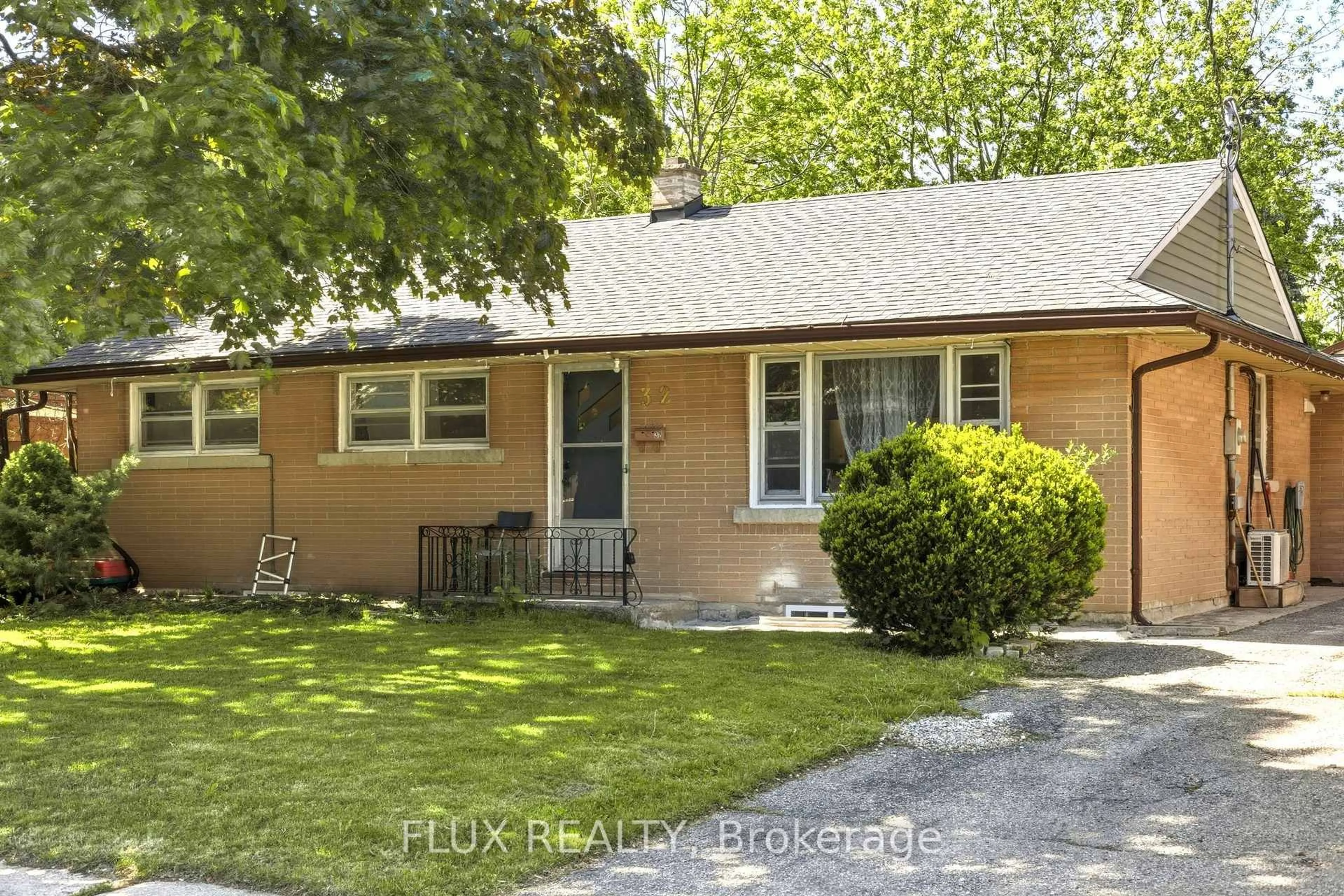 Home with vinyl exterior material, street for 32 Close Ave, Cambridge Ontario N1R 2R6