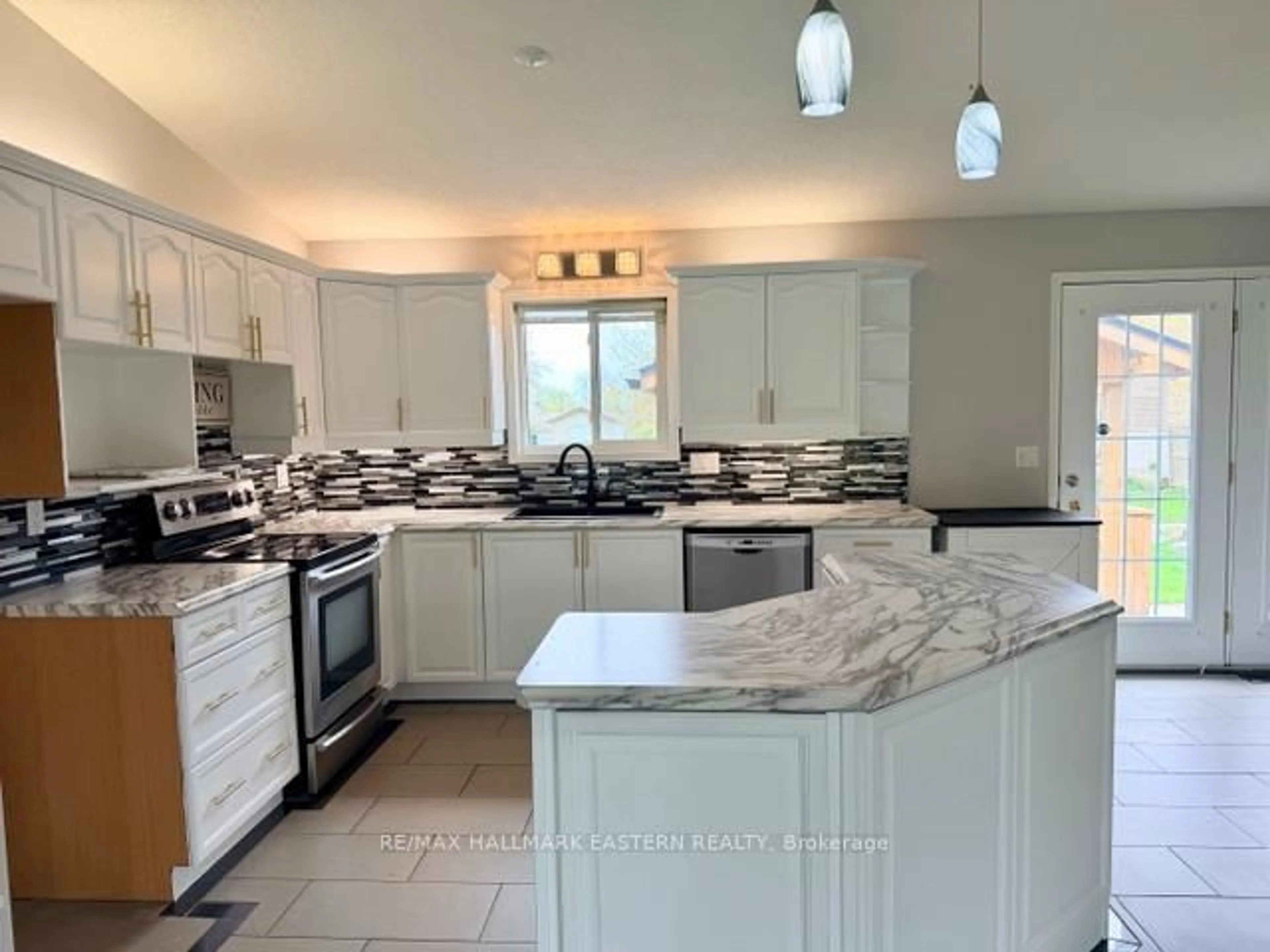 Open concept kitchen, ceramic/tile floor for 28 Grant Dr, Kawartha Lakes Ontario K0M 2M0