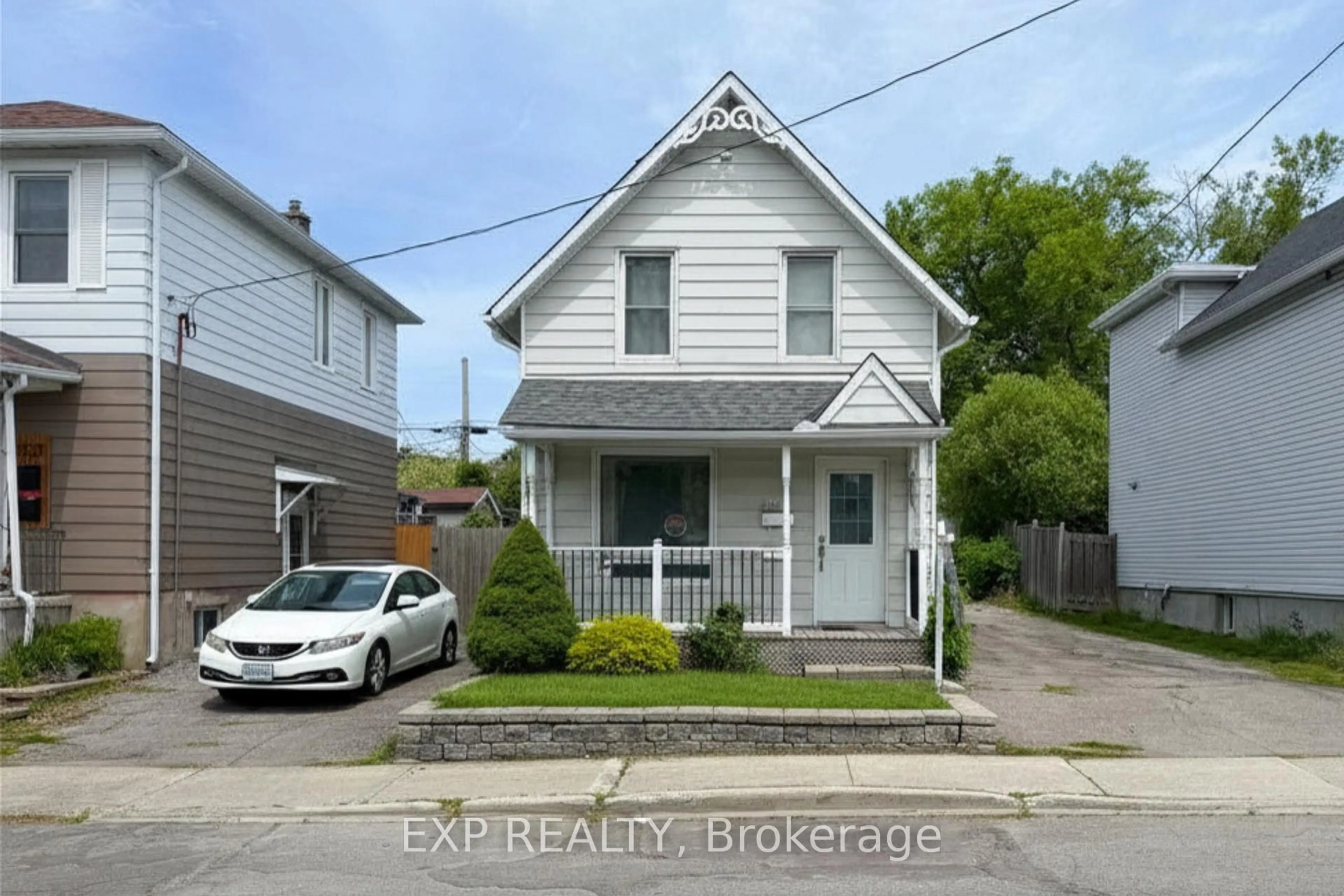 A pic from outside/outdoor area/front of a property/back of a property/a pic from drone, street for 323 Montfort St, Ottawa Ontario K1L 5N5
